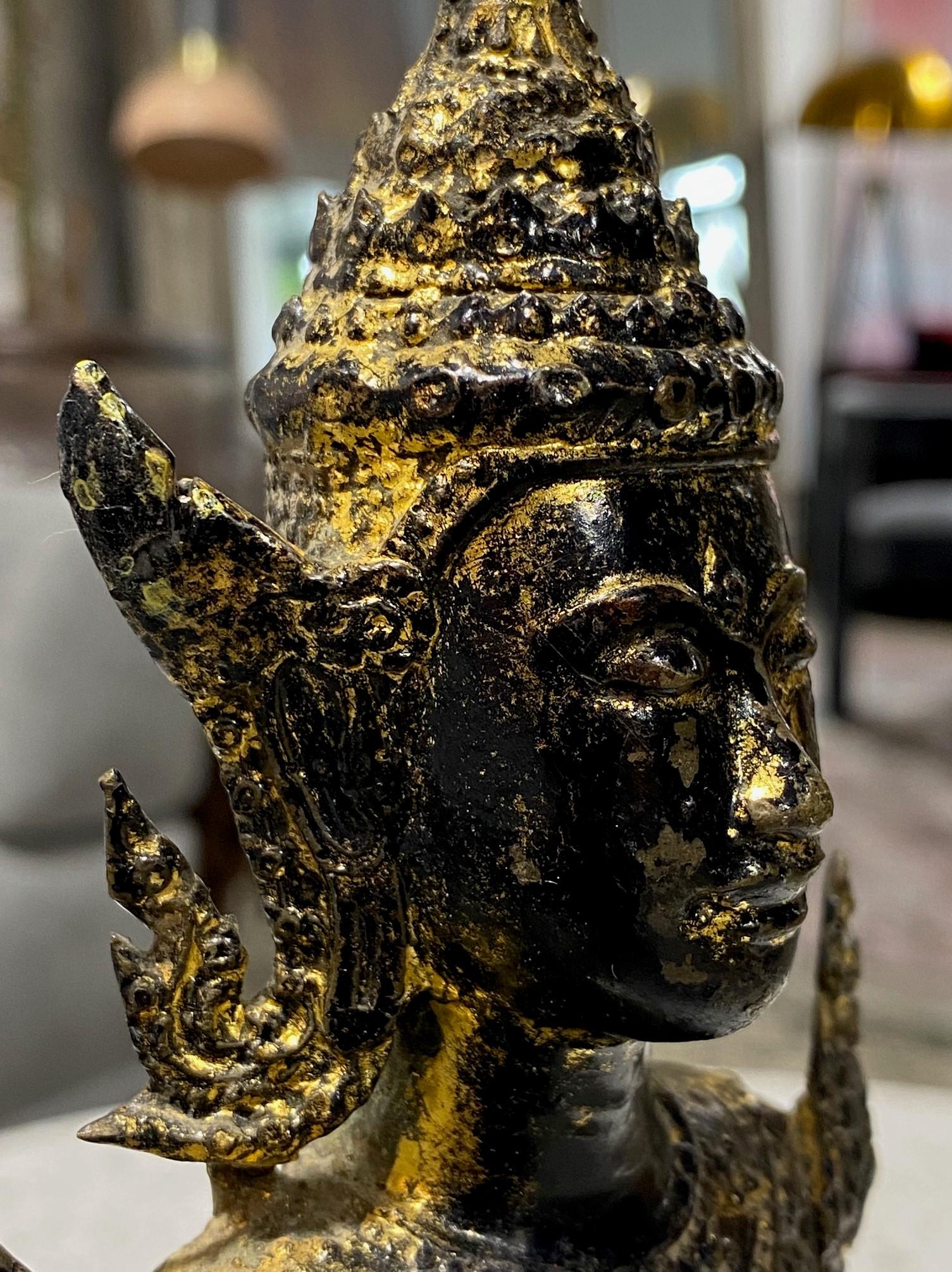Thailändischer Buddha aus vergoldeter Bronze im Tempelschrein aus Rattanakosin, 1800er Jahre im Angebot 5