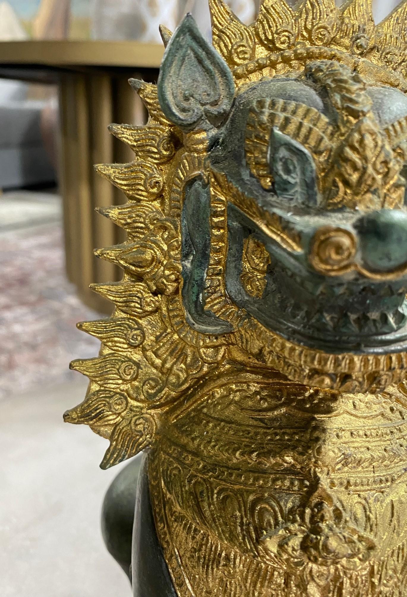 Escultura Templo Thai Siam Khmer Bronce Dorado Singha Imperial León Foo Perro siglo XX en venta