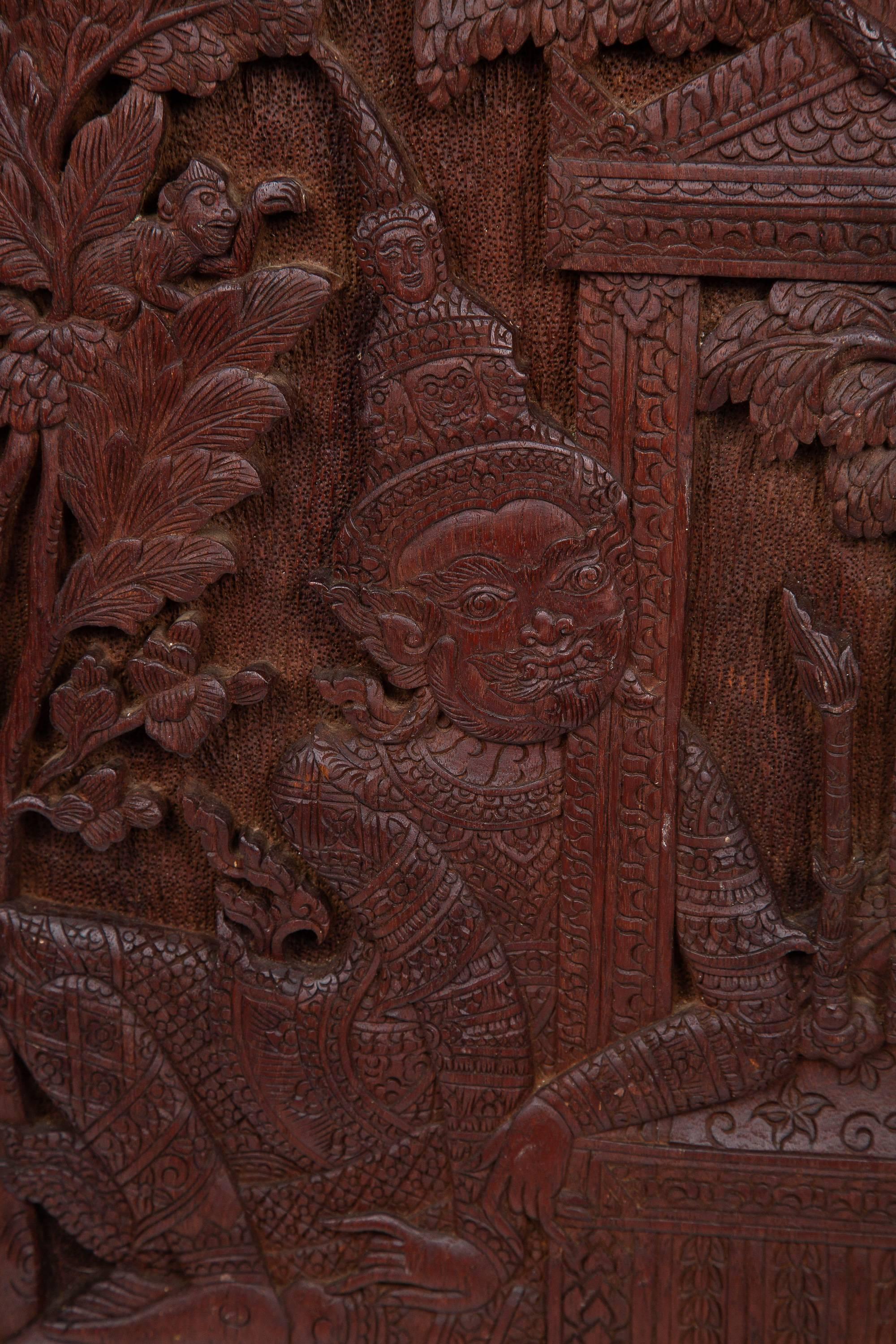 Sud-asiatique Panneau thaïlandais en bois de teck sculpté représentant une déesse de temple en vente