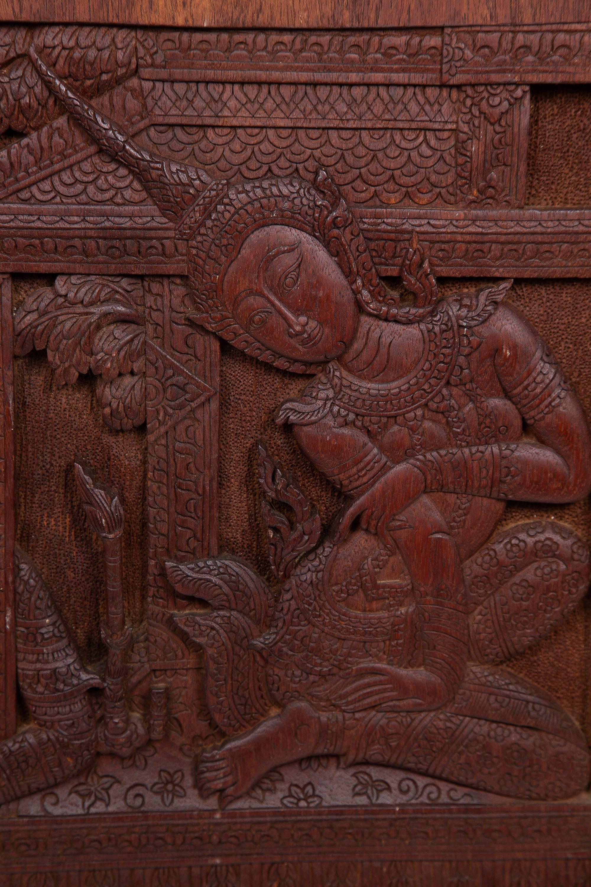 Sculpté à la main Panneau thaïlandais en bois de teck sculpté représentant une déesse de temple en vente