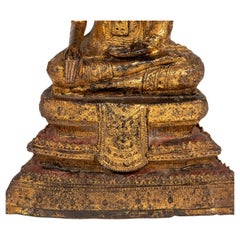Thailändischer siamesischer sitzender Buddha aus vergoldeter Bronze
