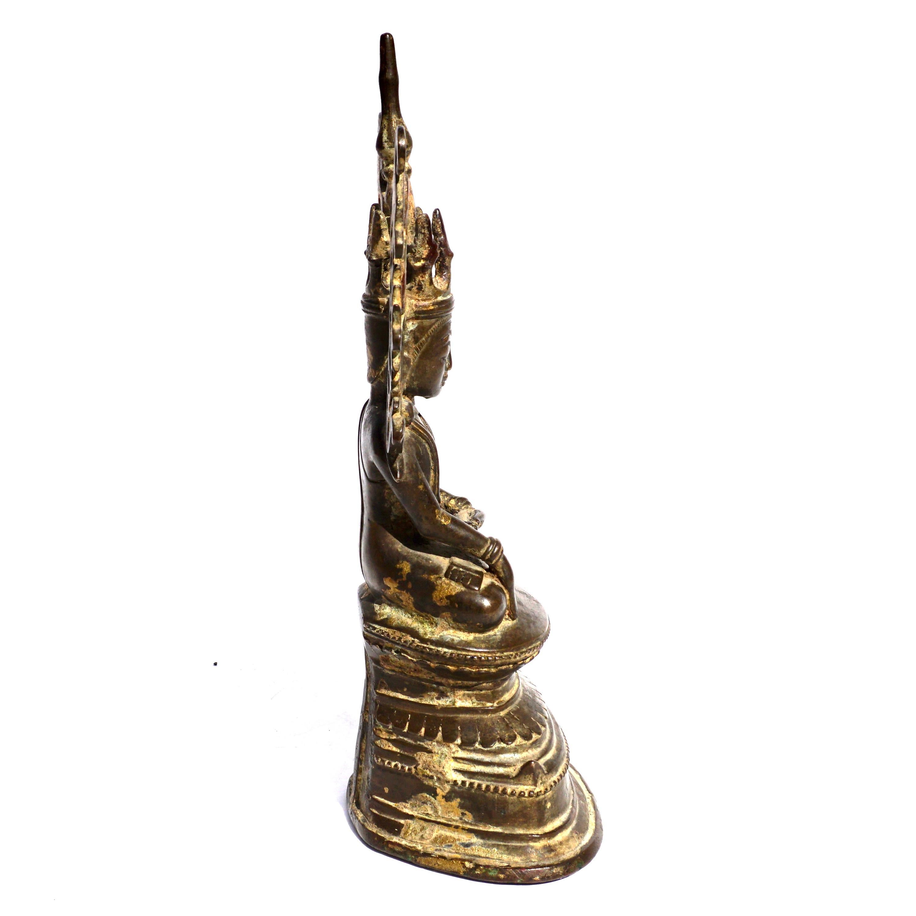 Bouddha assis en bronze thaïlandais du Sud-Est asiatique, vers le 17ème siècle Bon état - En vente à Dallas, TX