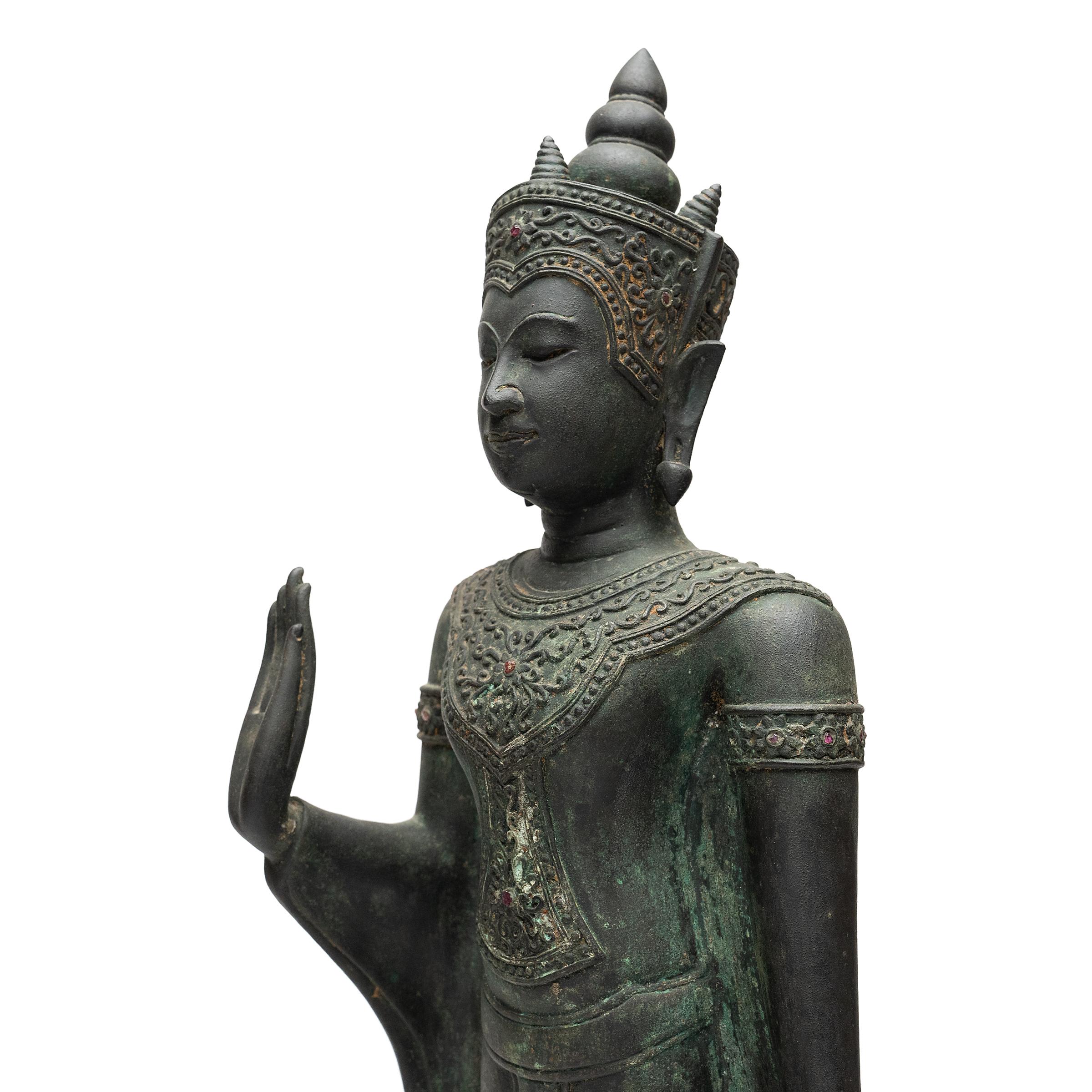 Thaïlandais Bouddha debout de protection thaïlandais en vente