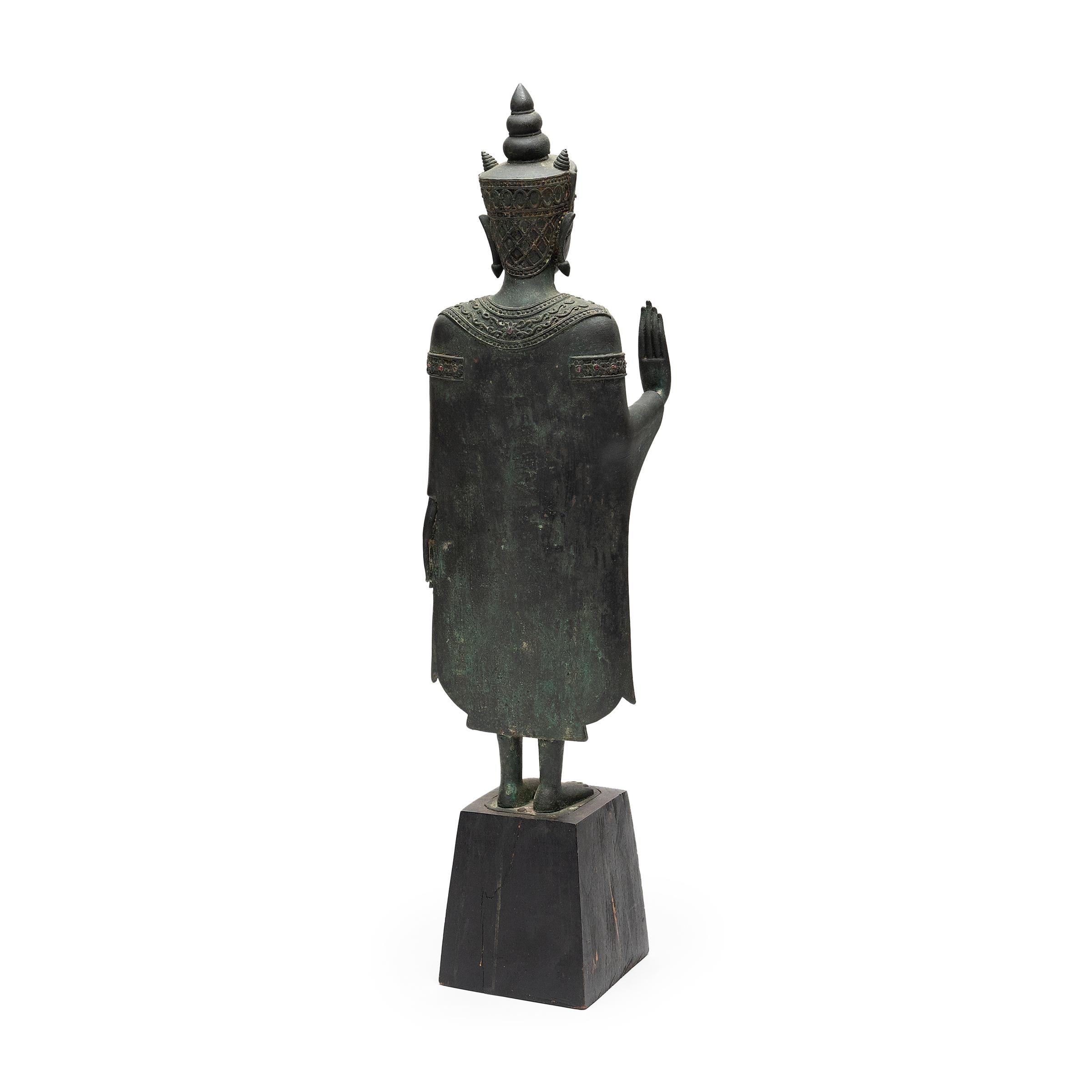 Bouddha debout de protection thaïlandais Bon état - En vente à Chicago, IL