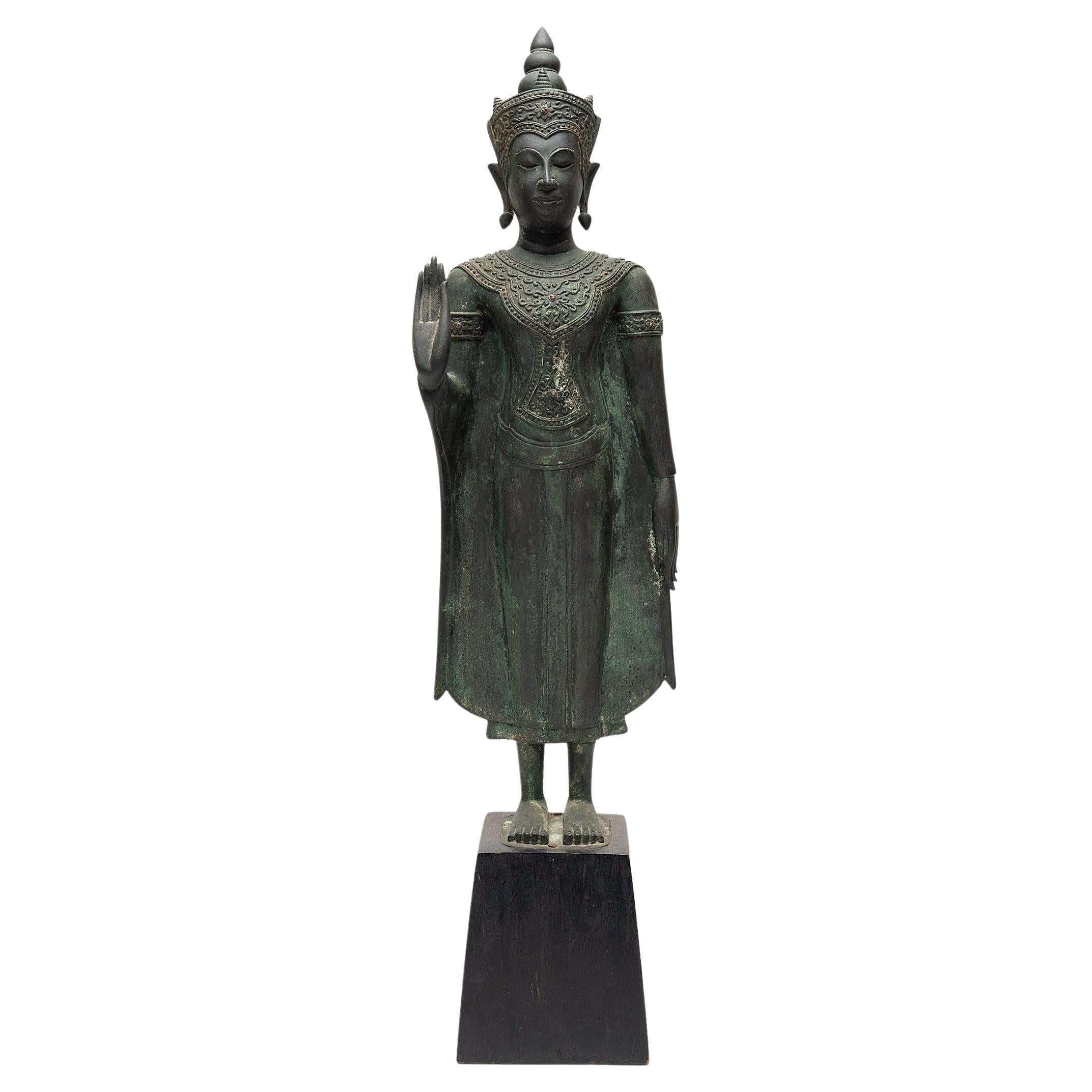 Bouddha debout de protection thaïlandais en vente
