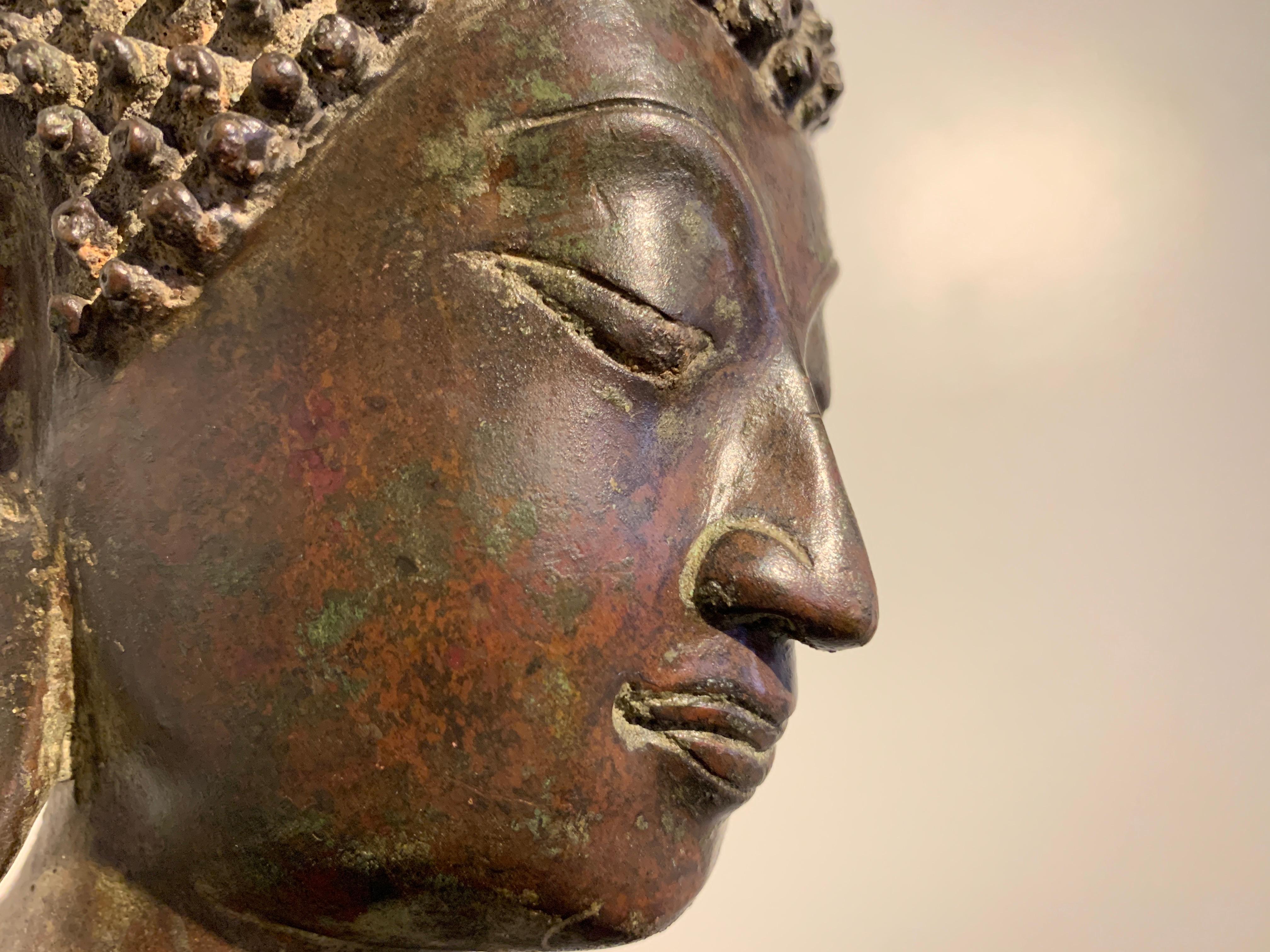 Thailändischer Sukhothai-Buddhakopf aus Bronzeguss, 15./16. Jahrhundert, Thailand im Angebot 5