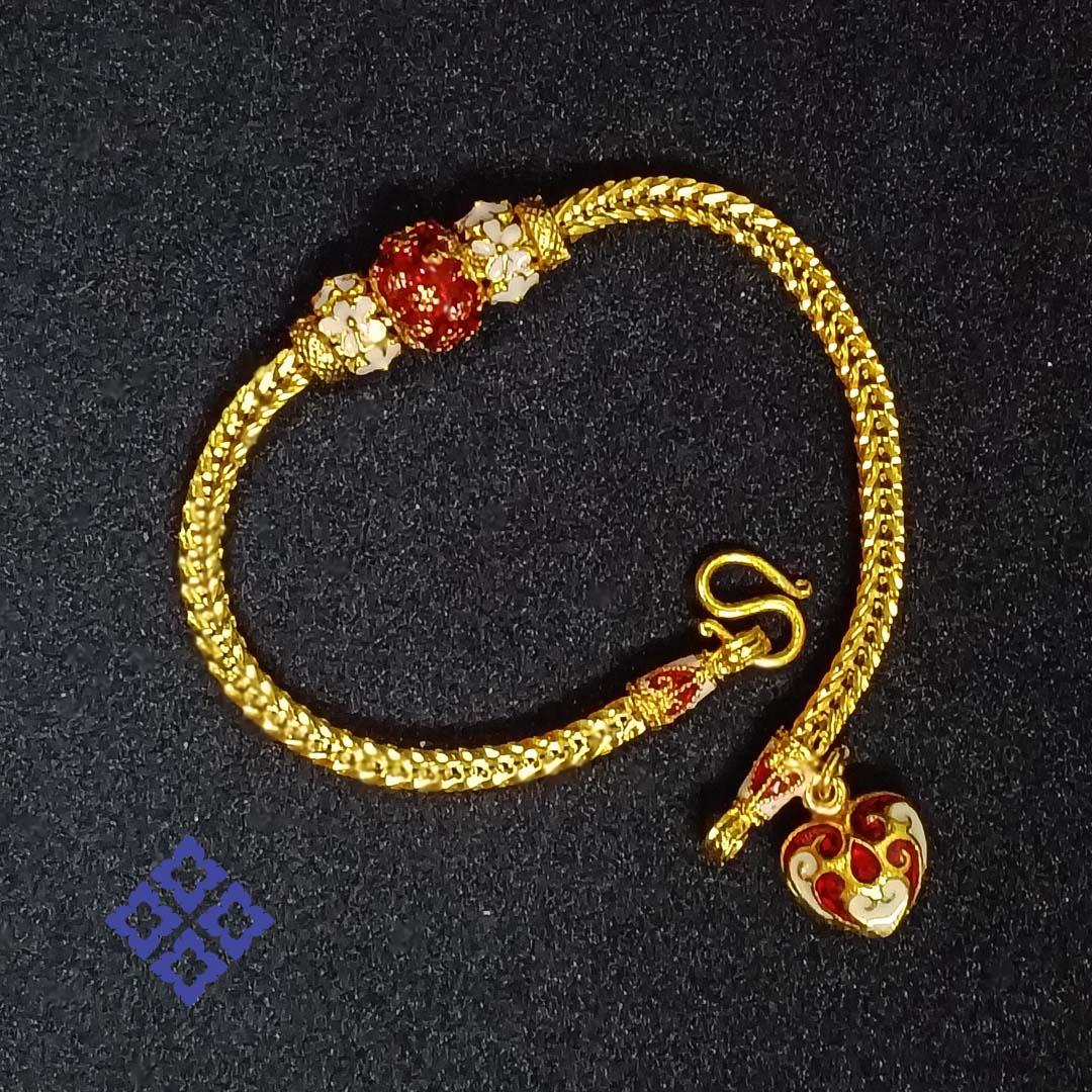 Thai sukhothai gold bracelet. Amulet Bracelet
Brass + silver on 24K Goldplated.
Enamel on bead and chram : Red , White
Length 7.5 inchs.