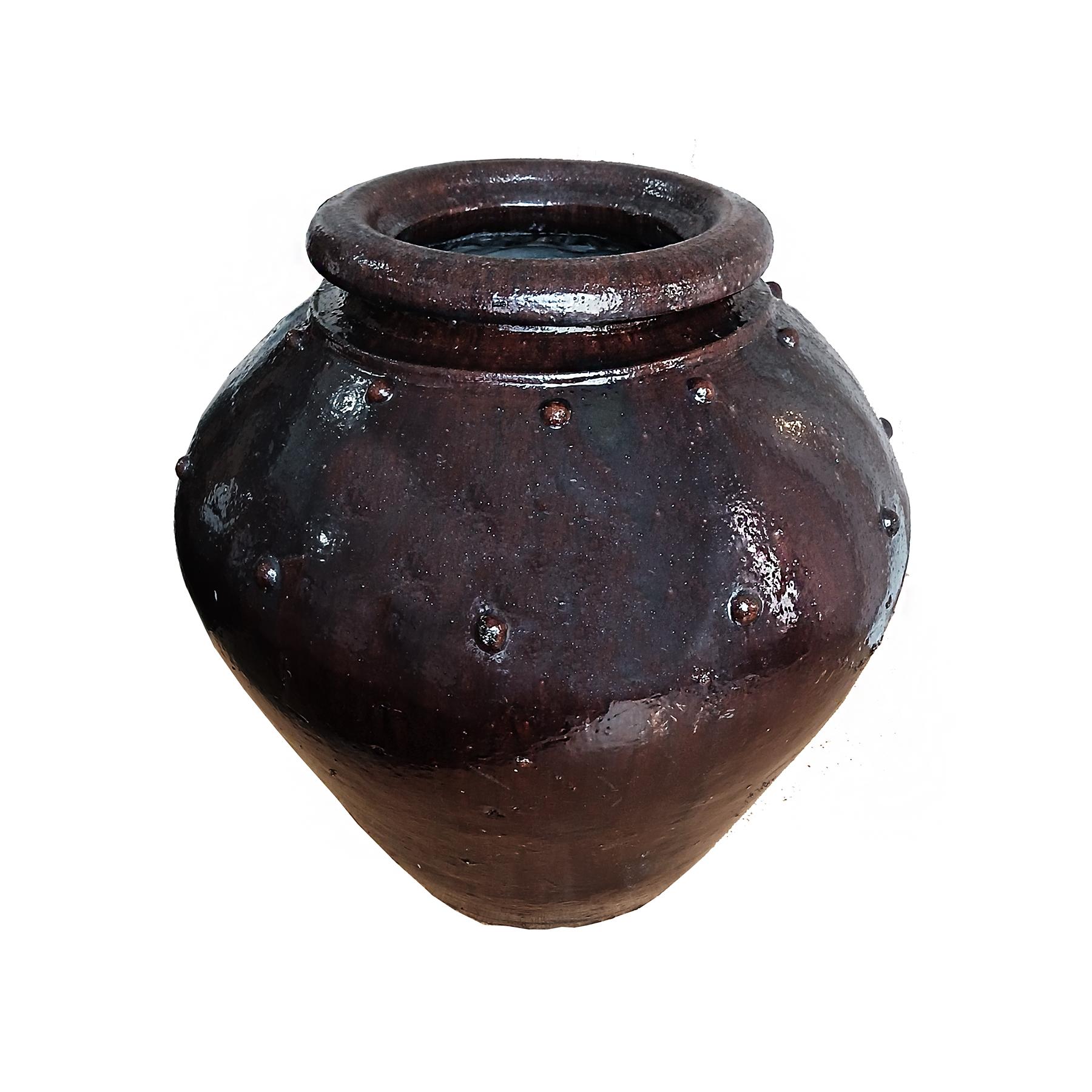 Grande vaso / urna / fioriera in terracotta proveniente dalla Thailandia, metà del XX secolo. 

Splendidamente smaltato in bordeaux con punti in rilievo e finitura lucida. 

Sebbene l'età d'oro della ceramica tailandese sia terminata intorno al