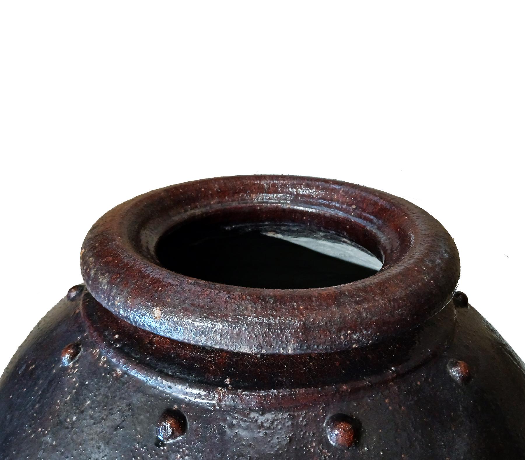 Fioriera / Vaso / Cachepot in terracotta tailandese con smalto bordeaux, metà del XX secolo In condizioni buone in vendita a New York, NY