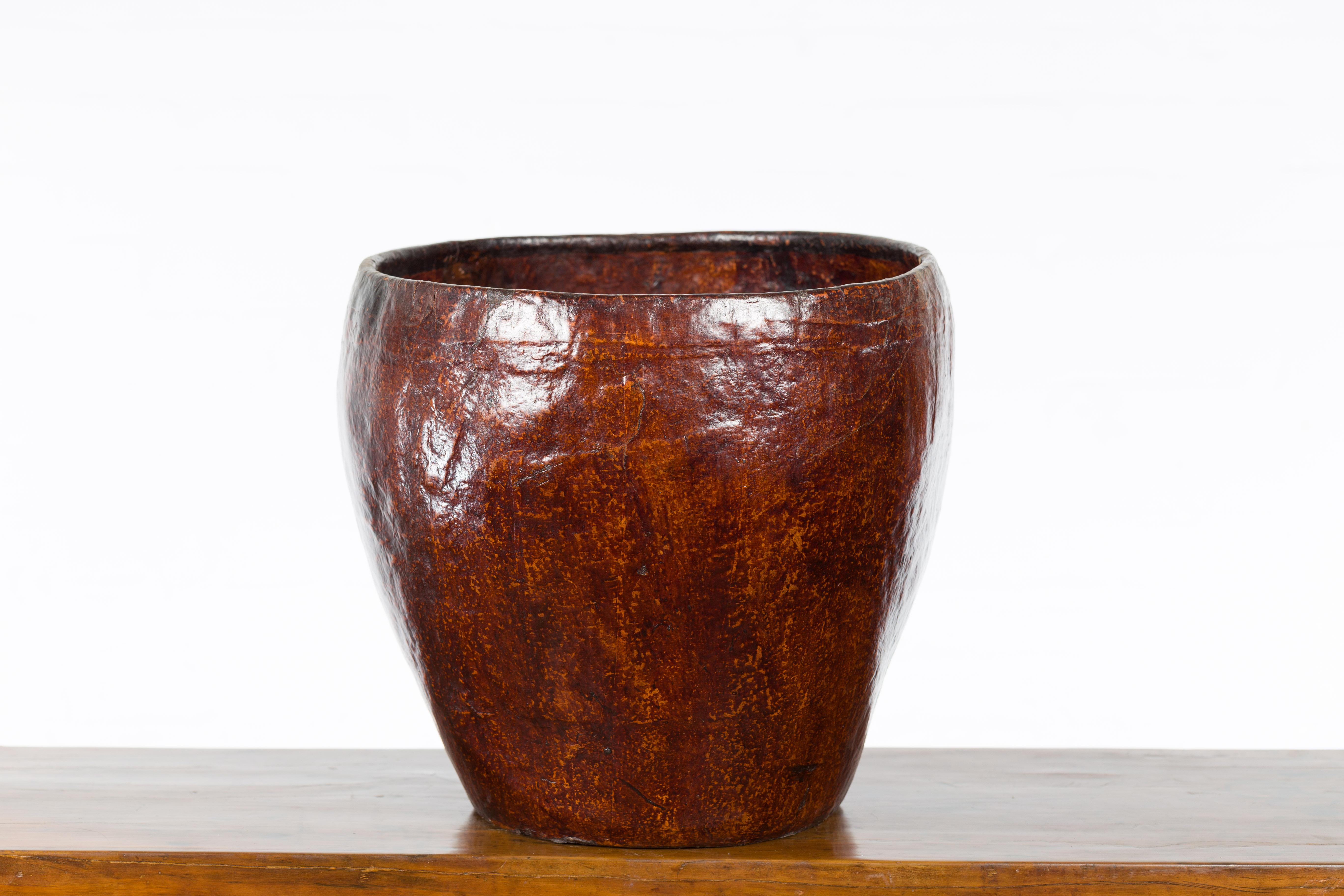 Cesta vintage tailandesa de papel maché marrón y negro con frisos florales en venta 5