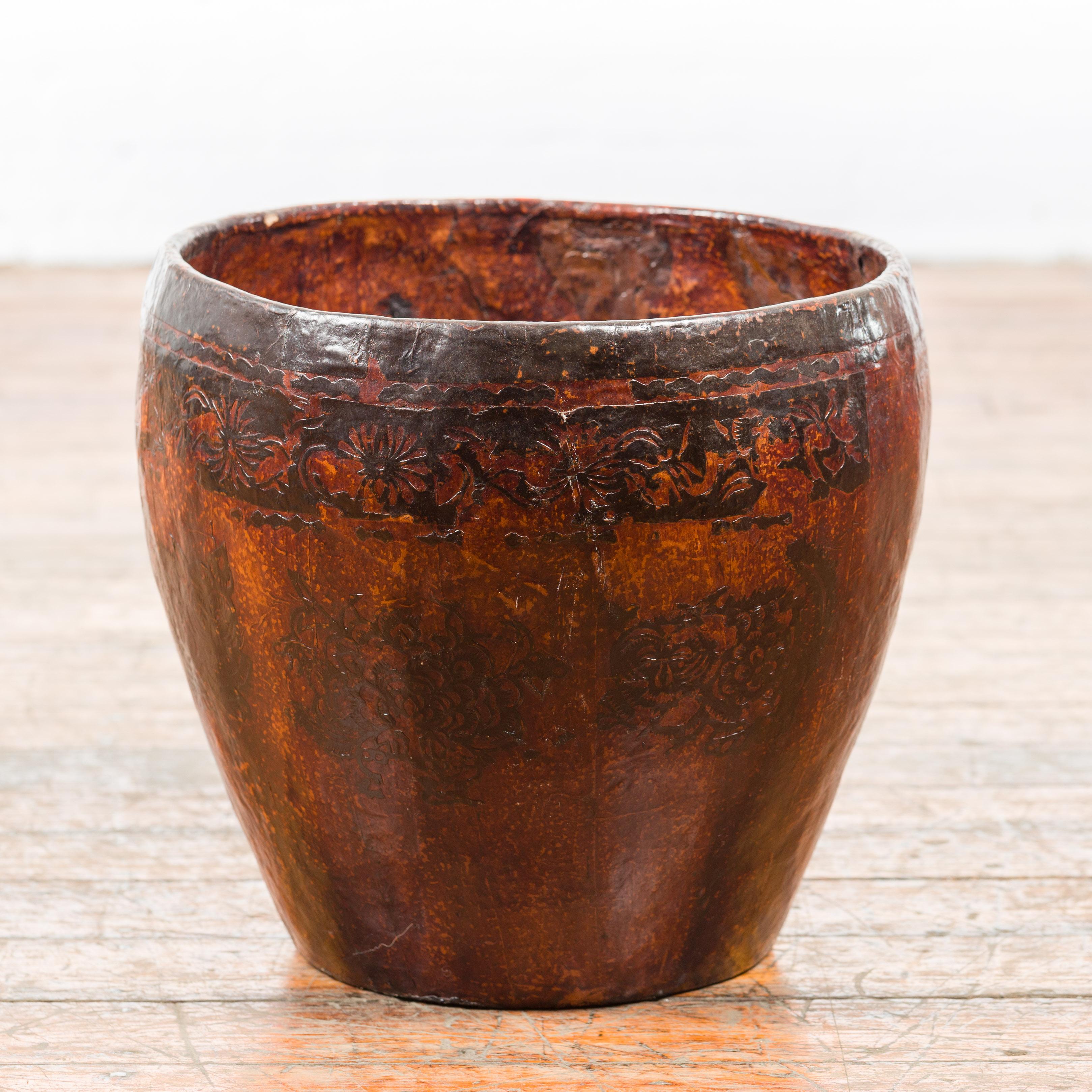 Cesta vintage tailandesa de papel maché marrón y negro con frisos florales en venta 6