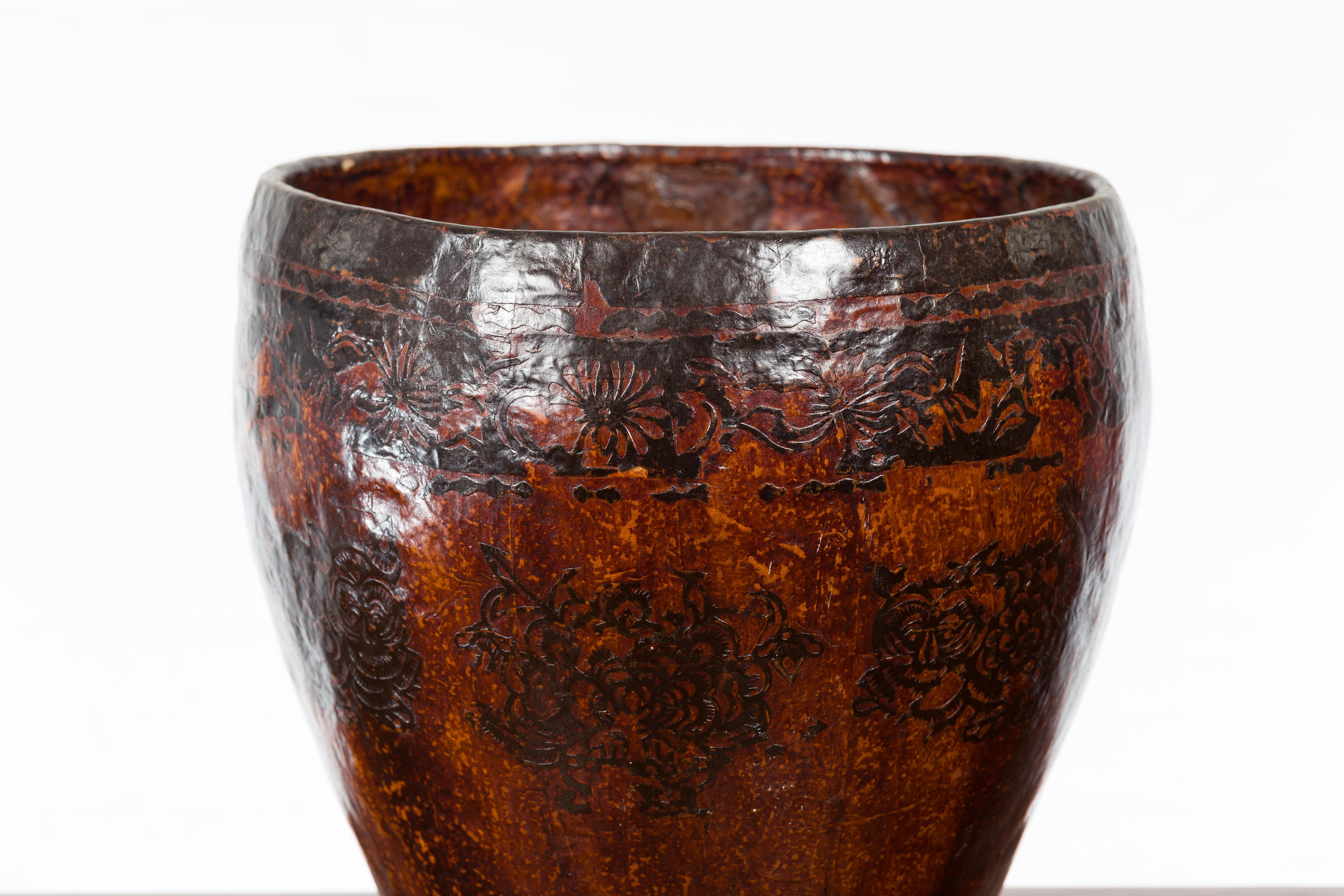 Cesta vintage tailandesa de papel maché marrón y negro con frisos florales en Bueno estado para la venta en Yonkers, NY