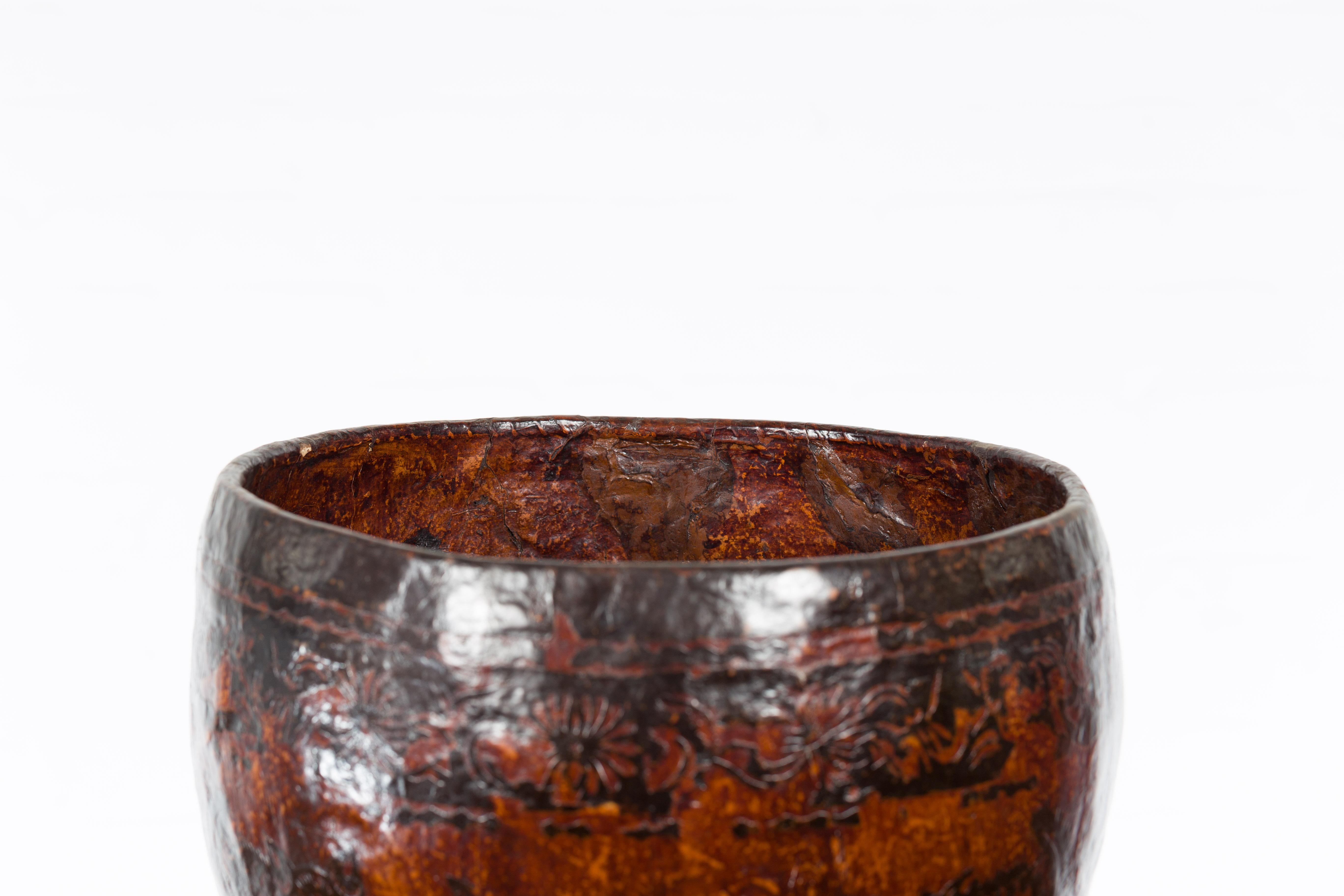 Cesta vintage tailandesa de papel maché marrón y negro con frisos florales Otro en venta