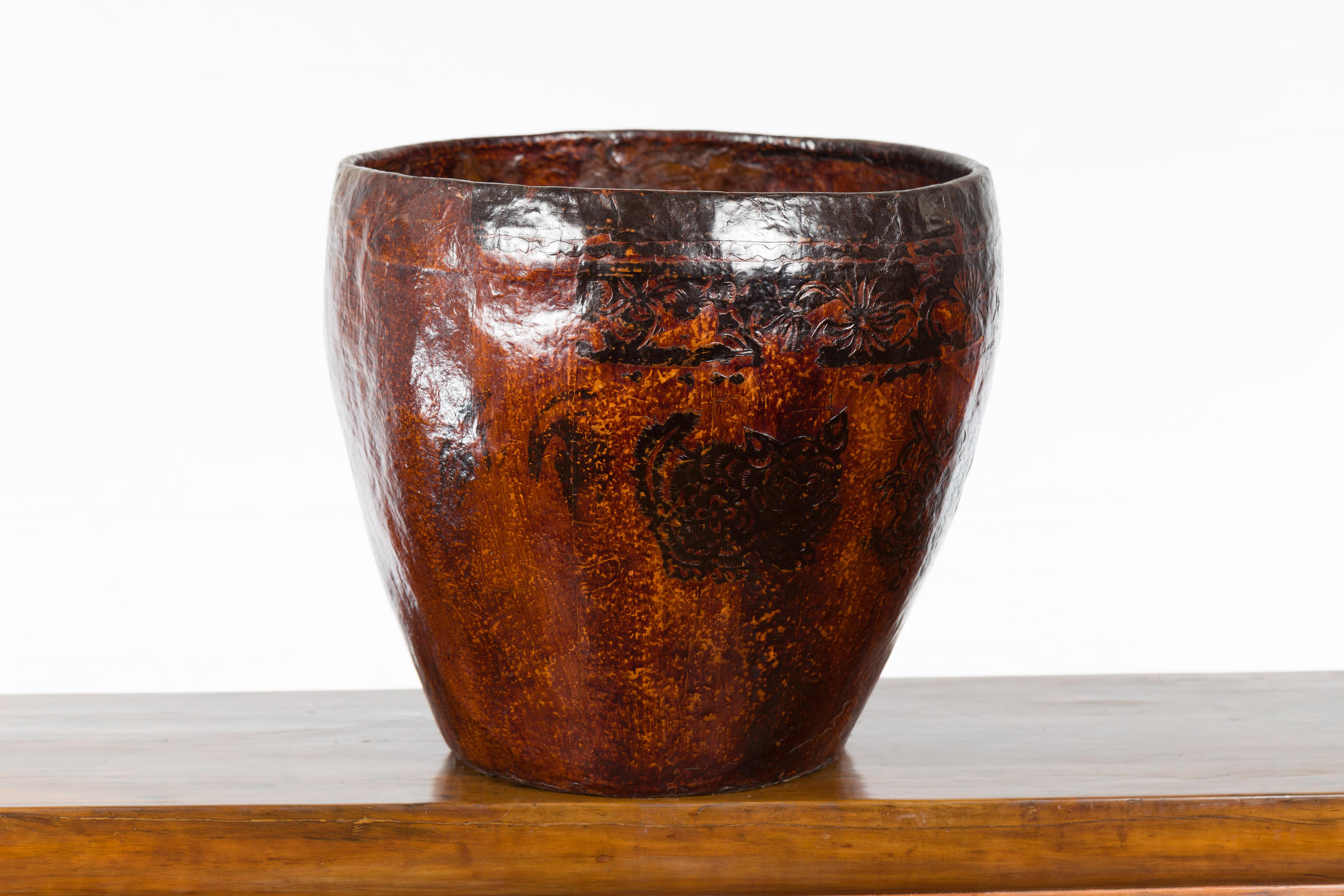 Cesta vintage tailandesa de papel maché marrón y negro con frisos florales en venta 3