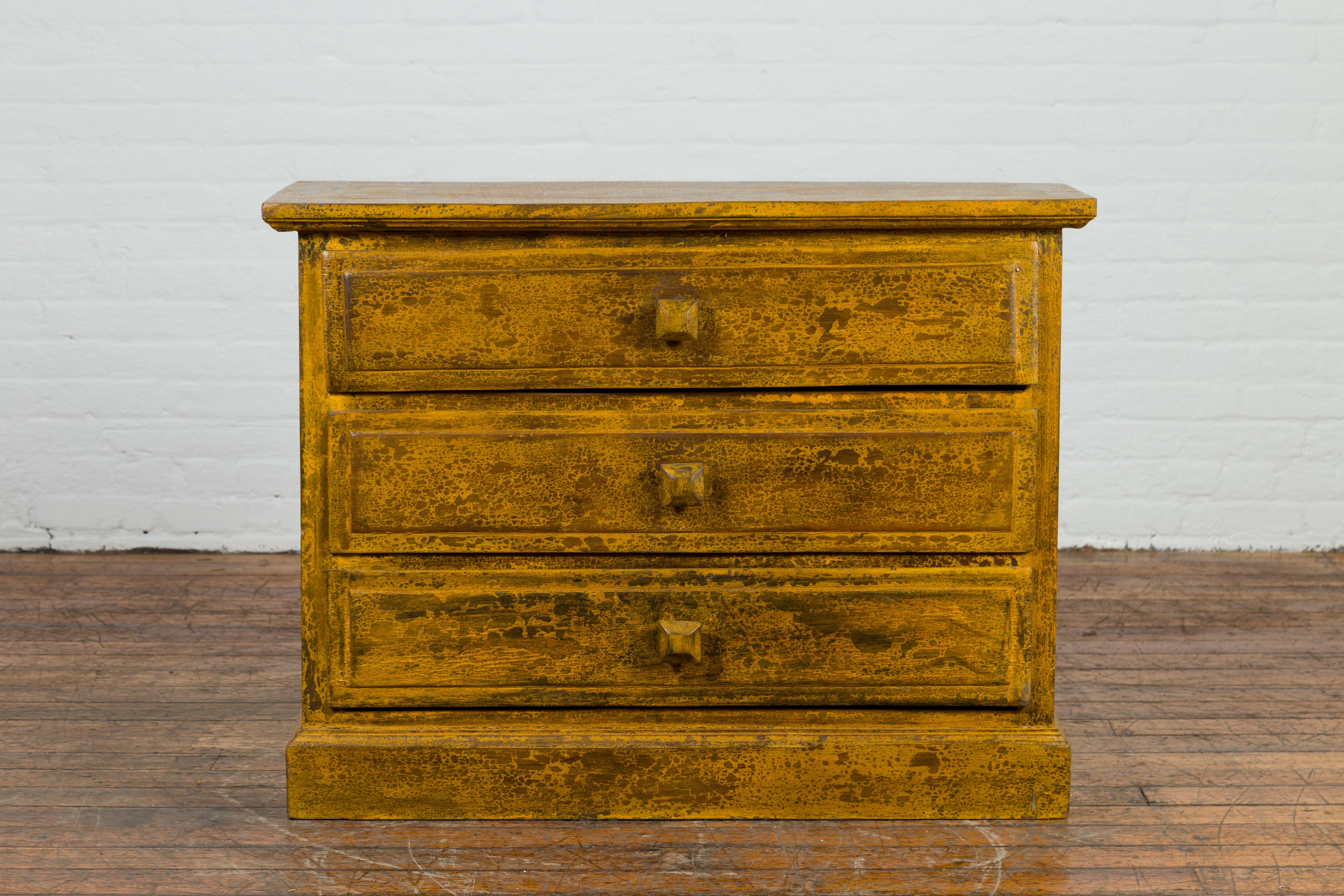 Thailandese Cassettone vintage tailandese smaltato senape con tre cassetti in vendita