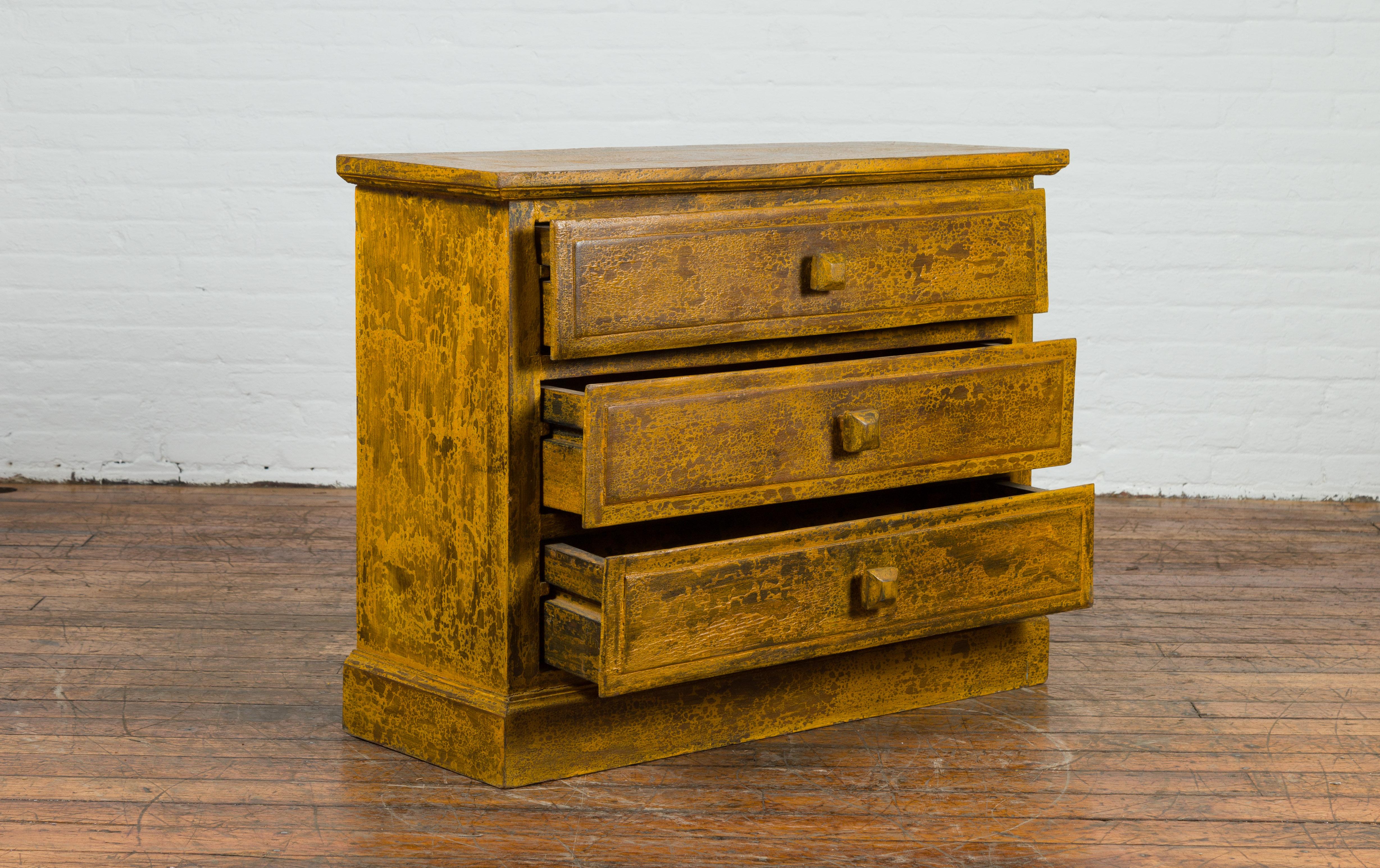 Cassettone vintage tailandese smaltato senape con tre cassetti In condizioni buone in vendita a Yonkers, NY