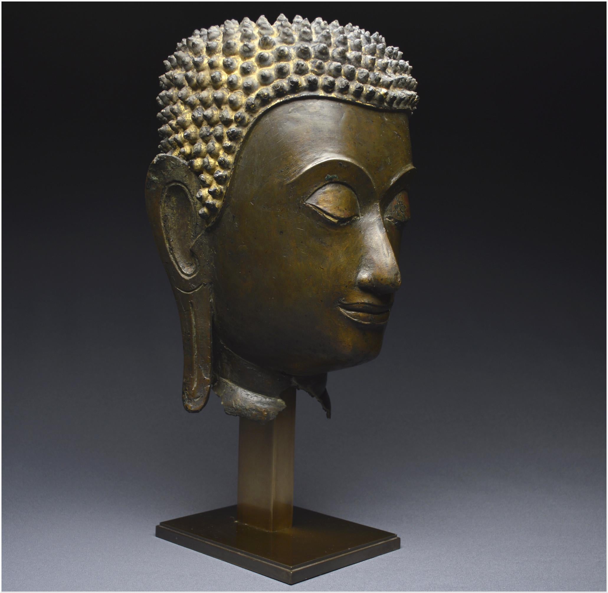 Other Thailand, Ayutthaya, 16th - 17th Century, Large bronze Buddha head, Brown patina For Sale