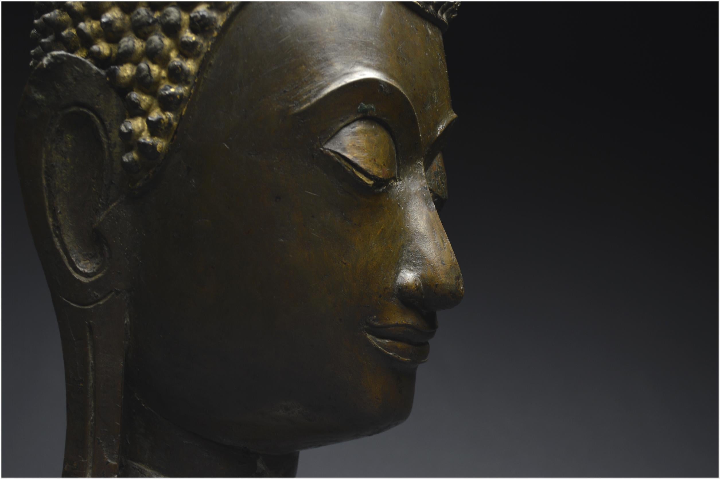 Thailand, Ayutthaya, 16th - 17th Century, Large bronze Buddha head, Brown patina In Good Condition For Sale In VILLEFONTAINE, FR