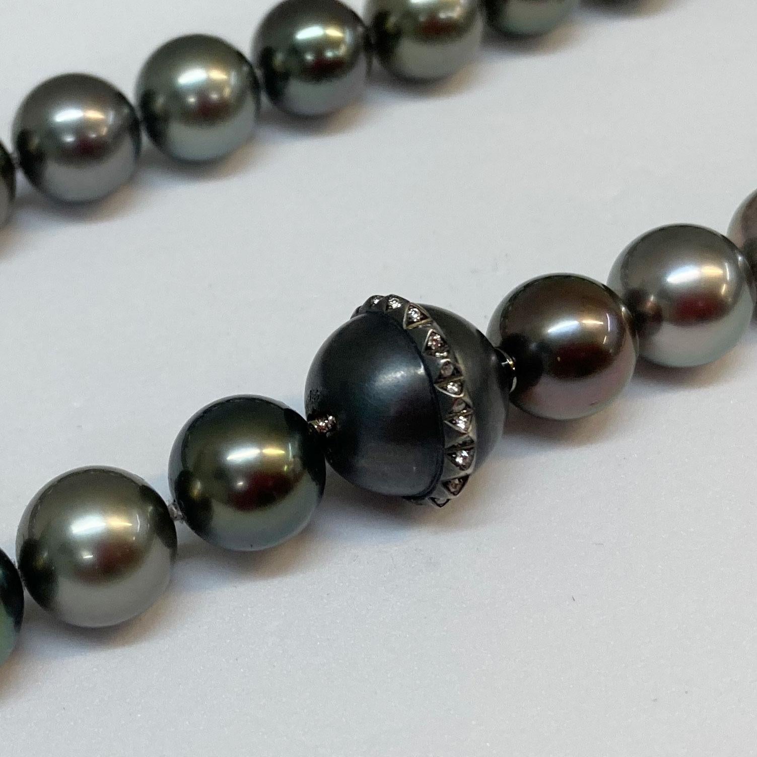 Round Cut Thaiti Pearl Choker Necklace with 18 Karat White Gold Clasp and Brilliants For Sale