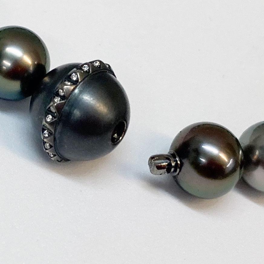 Thaiti Pearl Choker Necklace with 18 Karat White Gold Clasp and Brilliants In New Condition For Sale In Zurich, CH