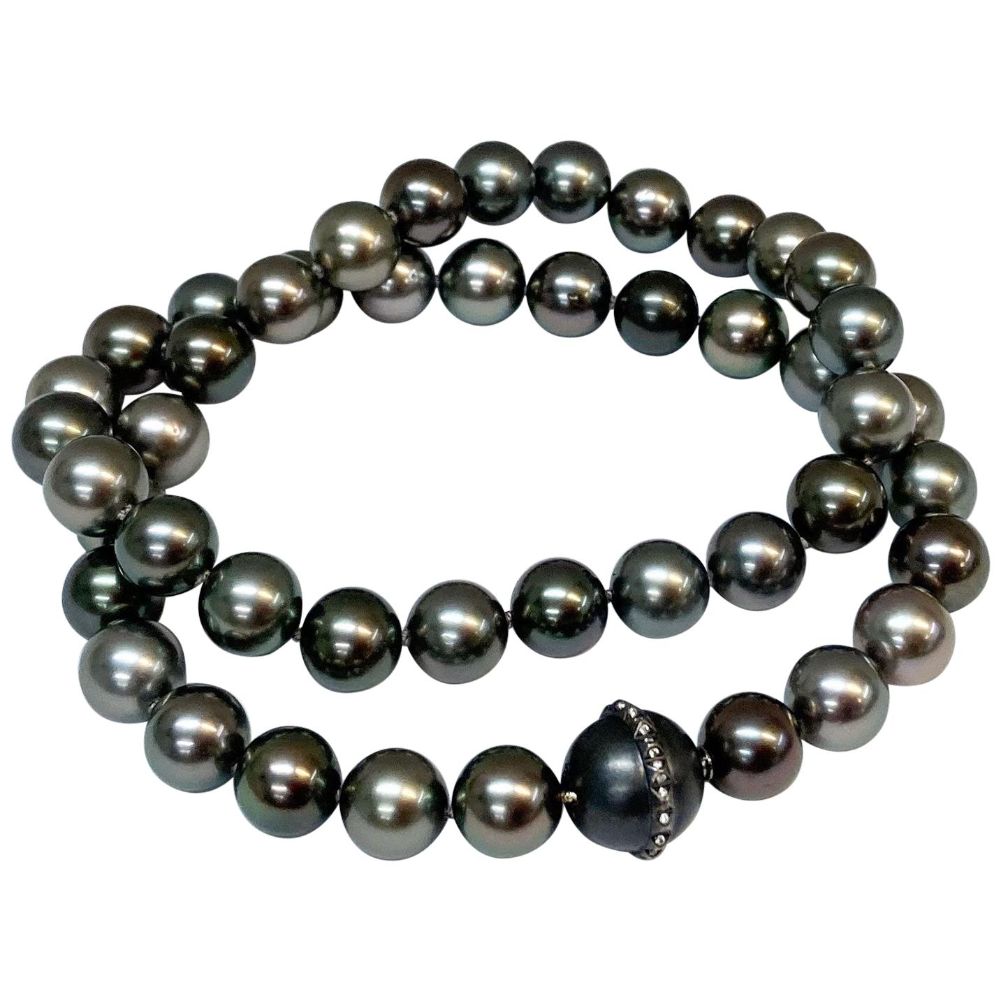 Thaiti Pearl Choker Necklace with 18 Karat White Gold Clasp and Brilliants For Sale