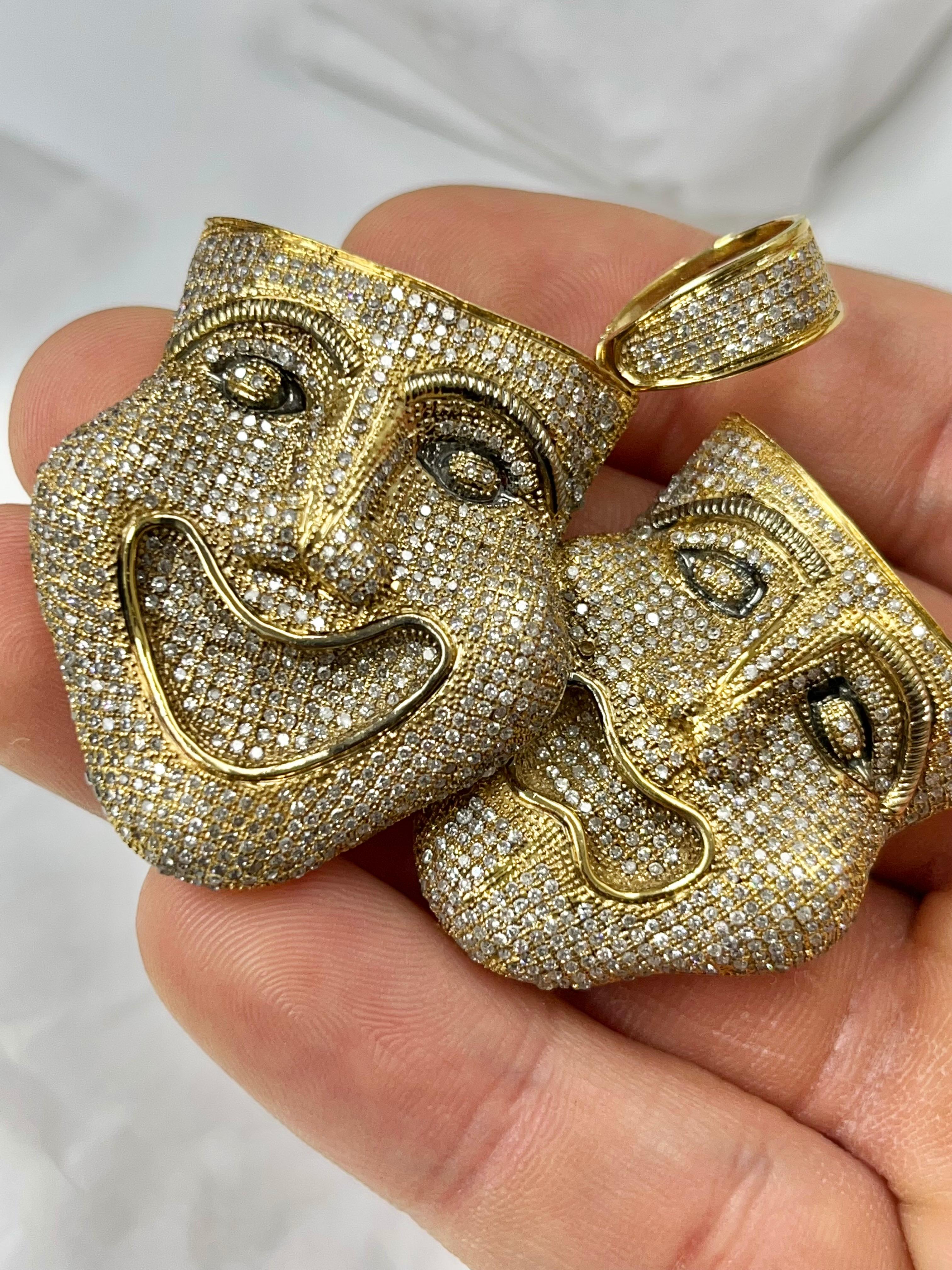 Grec classique Thalia and Melpomene Pendentif visage de théâtre en or 10 carats et diamants en vente
