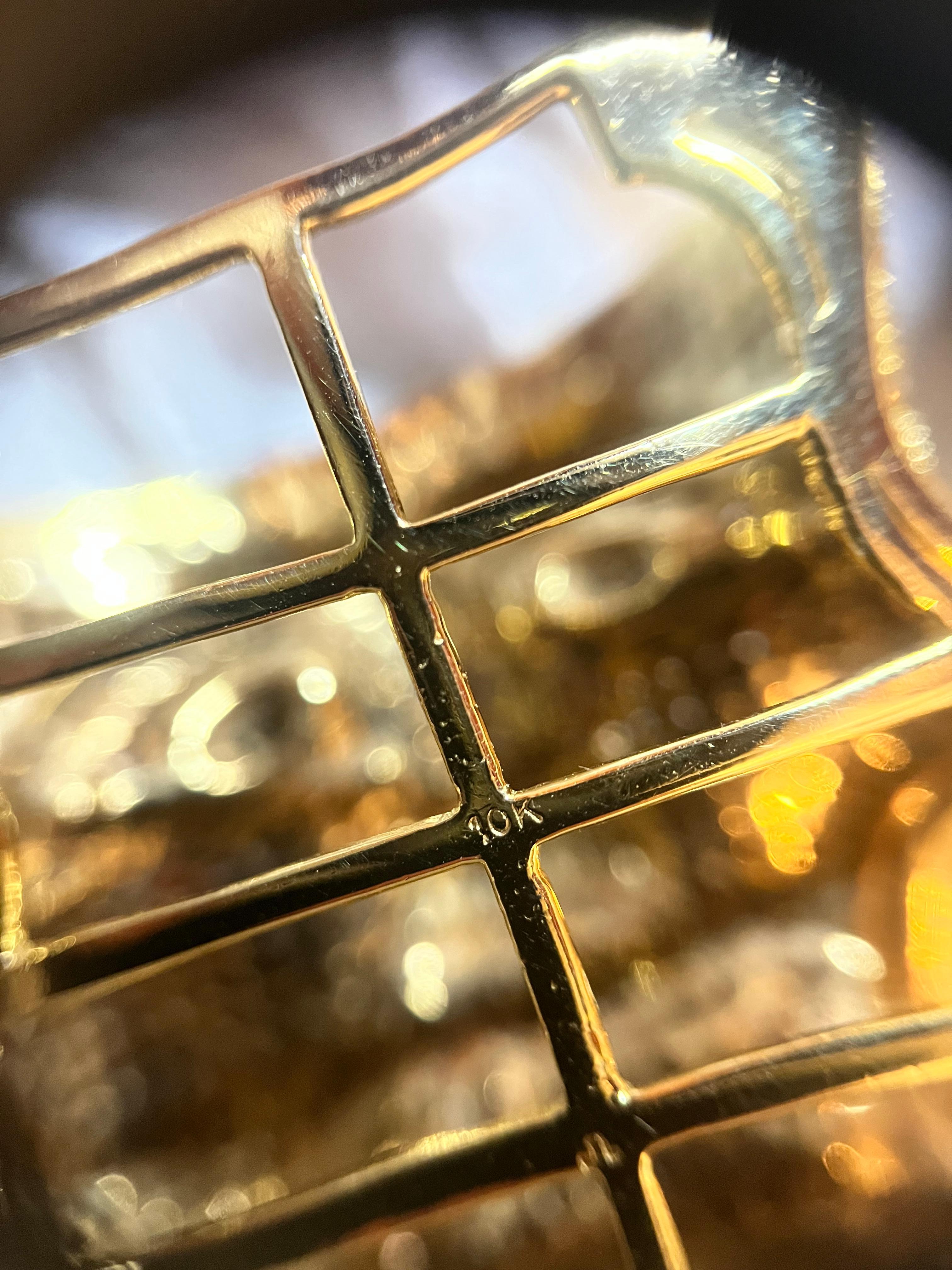 Taglio rotondo Ciondolo Thalia e Melpomene in oro 10K con diamante a forma di faccia di teatro in vendita