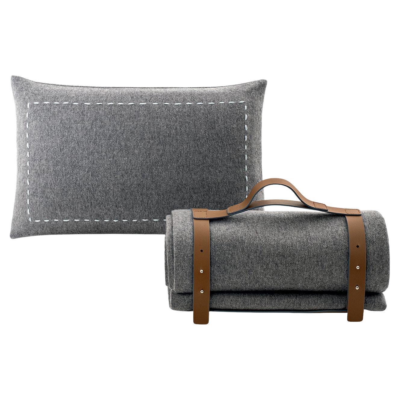 Ensemble de voyage couverture et coussin en laine grise Thalina en vente