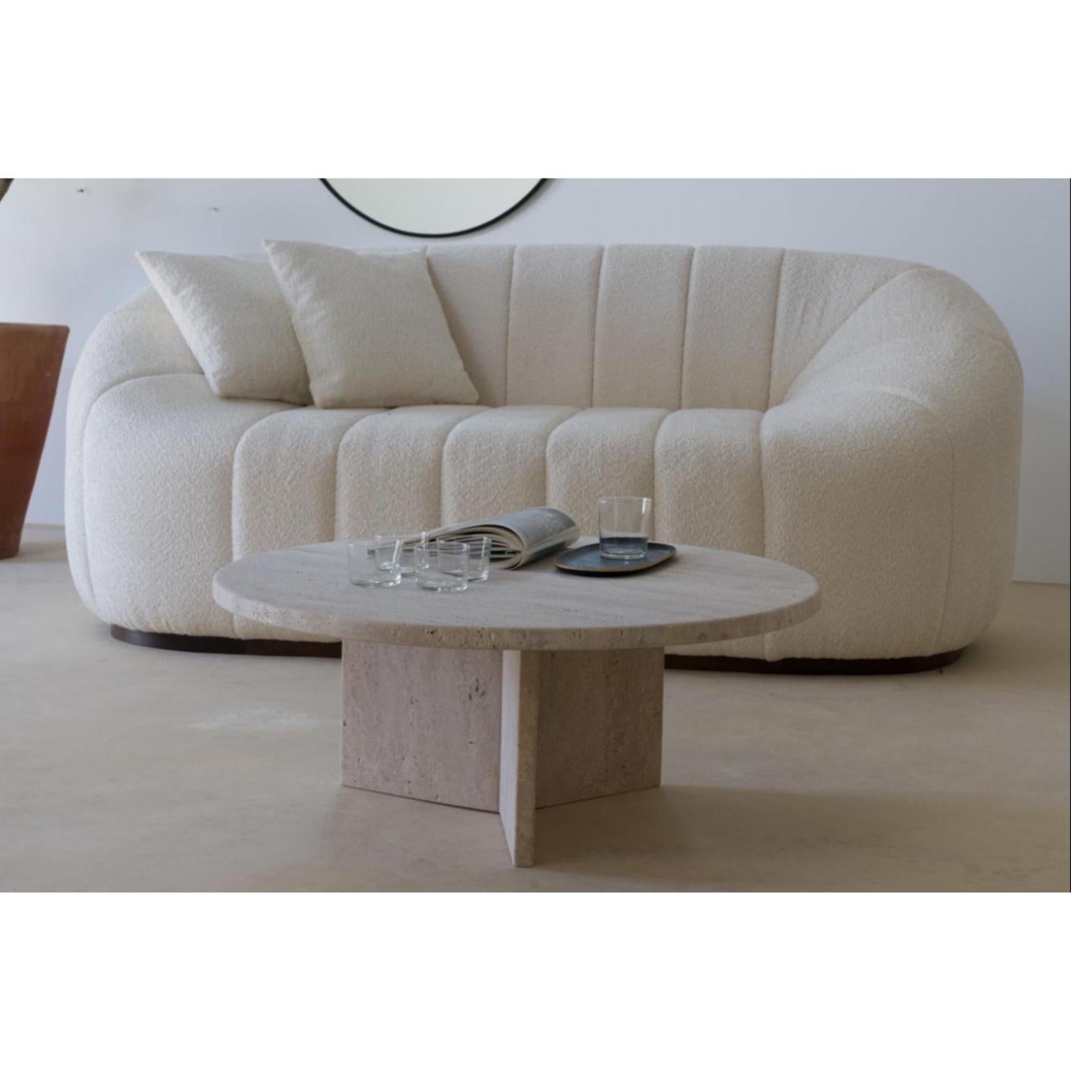 Altro Tavolino basso decorativo con piano rotondo in travertino beige attenuato di Beije Avenue in vendita