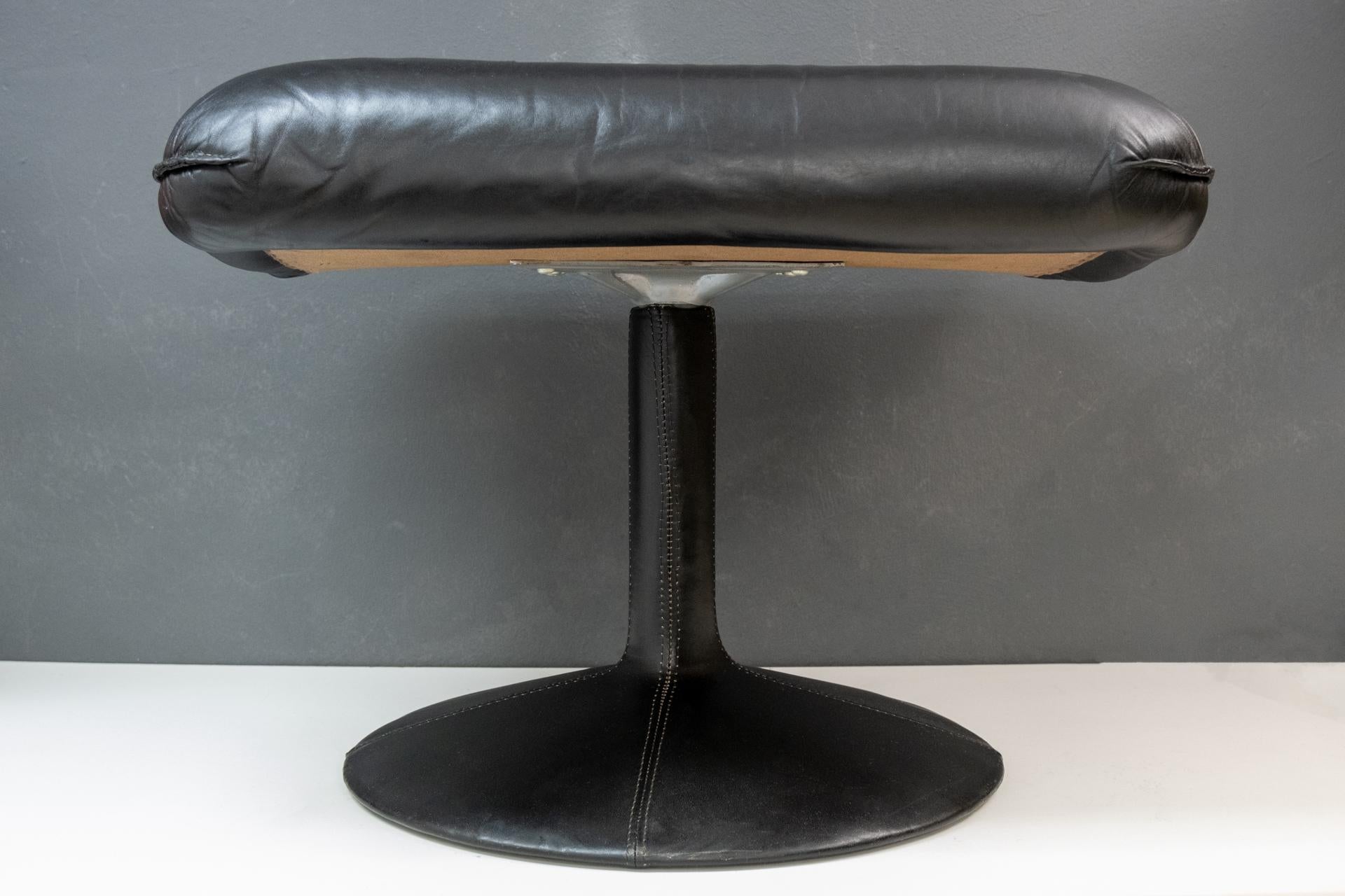 Beautiful Thams black leather lounge chair and matching ottoman. Nice smooth leather. Revolving.
Scandinavian, 1970s. Very good sitting comfort.
Ottoman height 44.5 cm, width 78 cm, depth 40 cm, seating height 44.5 cm.