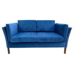 Teal Blaues Teal-Sofa aus Samt und Teakholz mit 2 Etagen