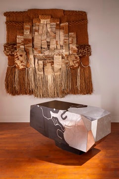 Credenza "Thanarée" in legno bruciato e acciaio di Erwan Boulloud