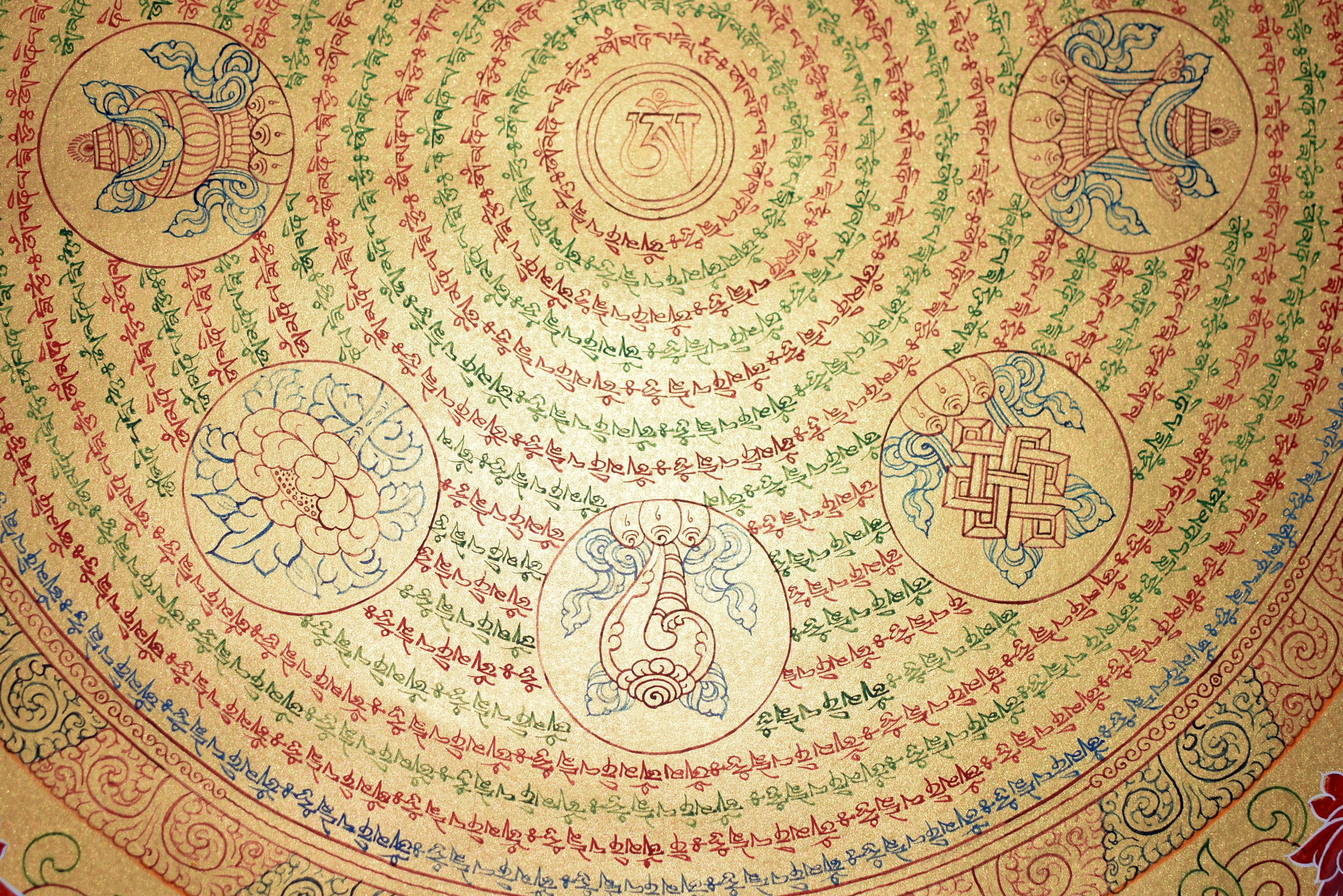Tibetisches Gemälde Thangka Mandala mit acht Schätzen, handbemalt und vergoldet im Angebot 3