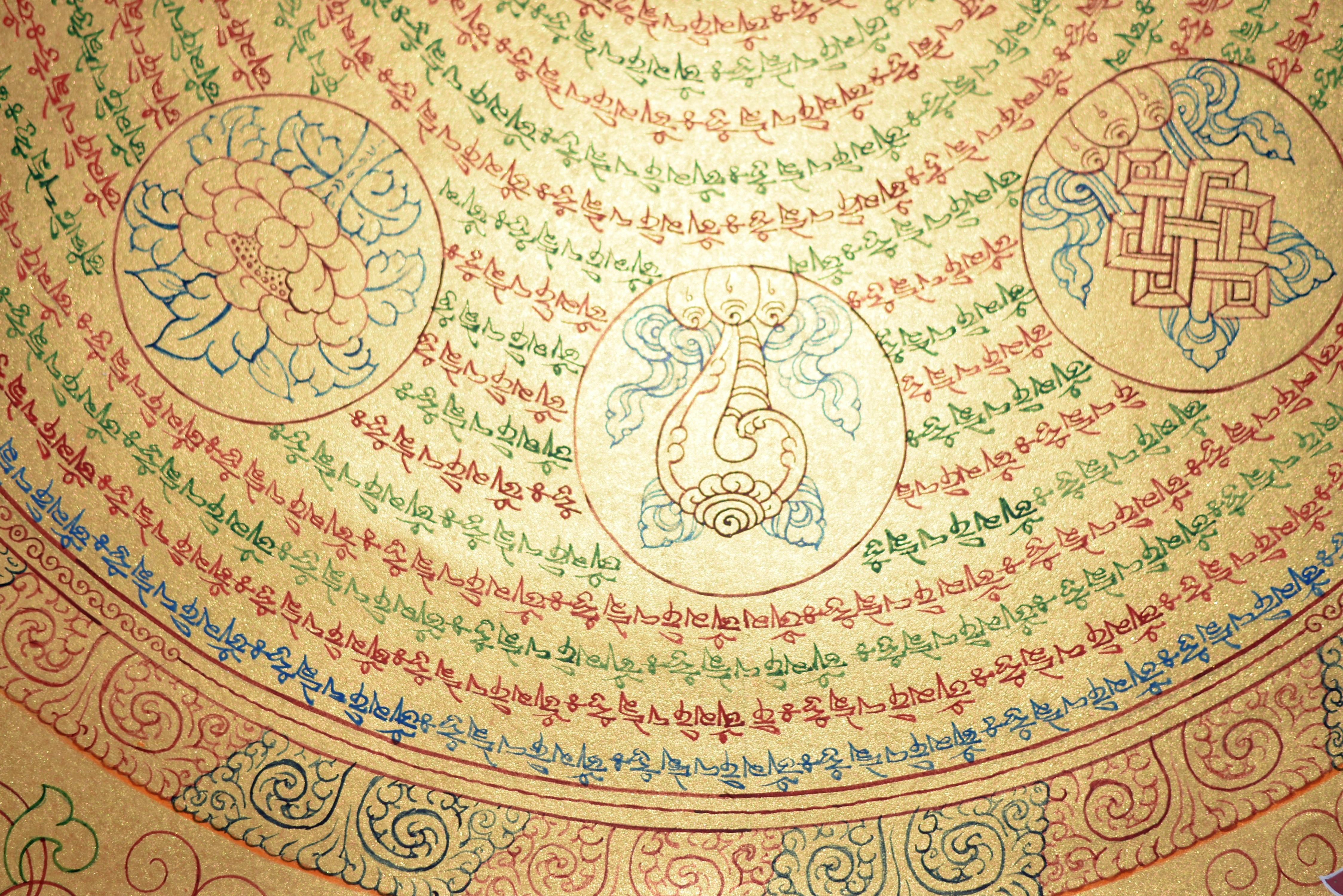 Tibetisches Gemälde Thangka Mandala mit acht Schätzen, handbemalt und vergoldet im Angebot 7