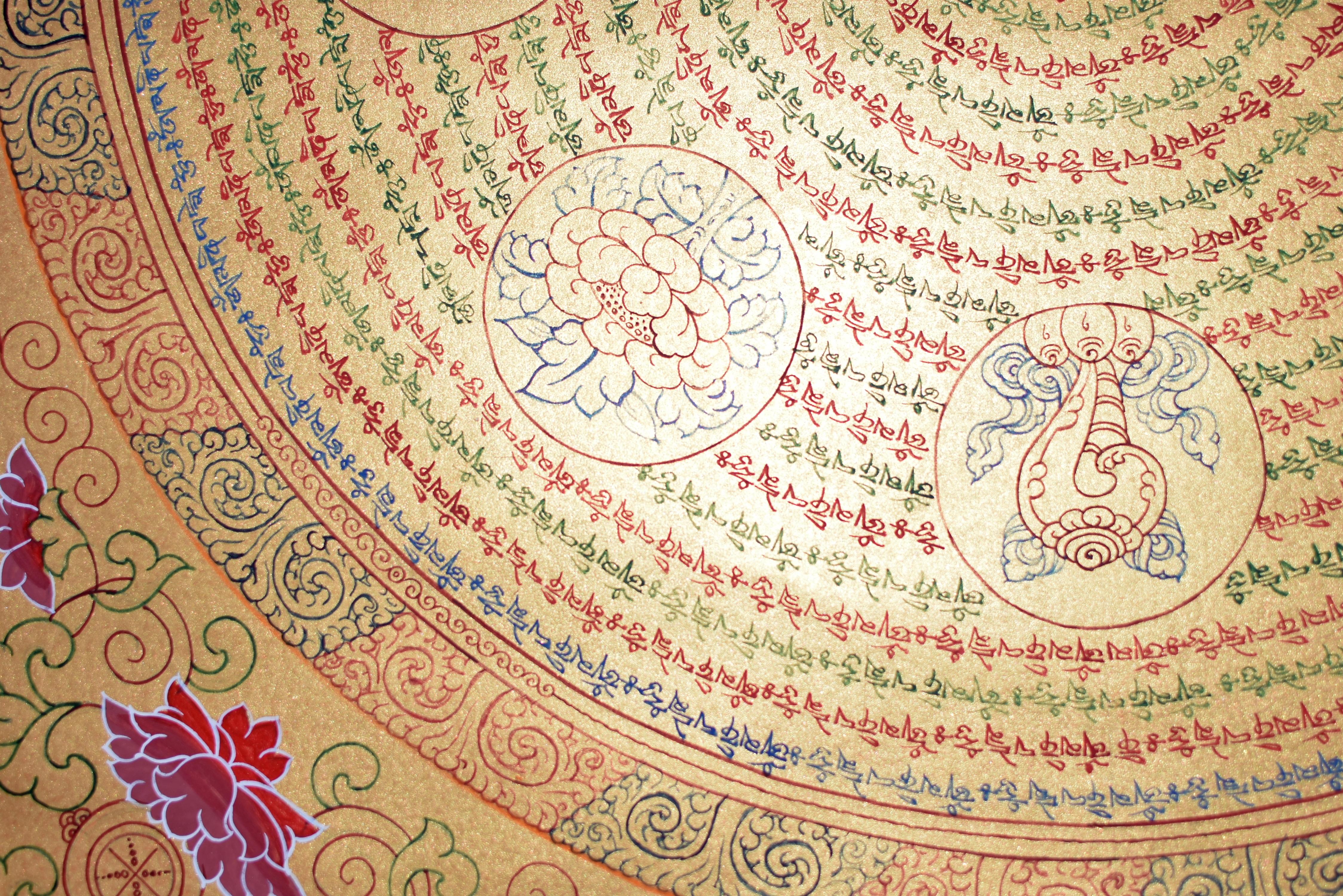 Peinture tibétaine Thangka Mandala huit trésors peints à la main et dorés en vente 7