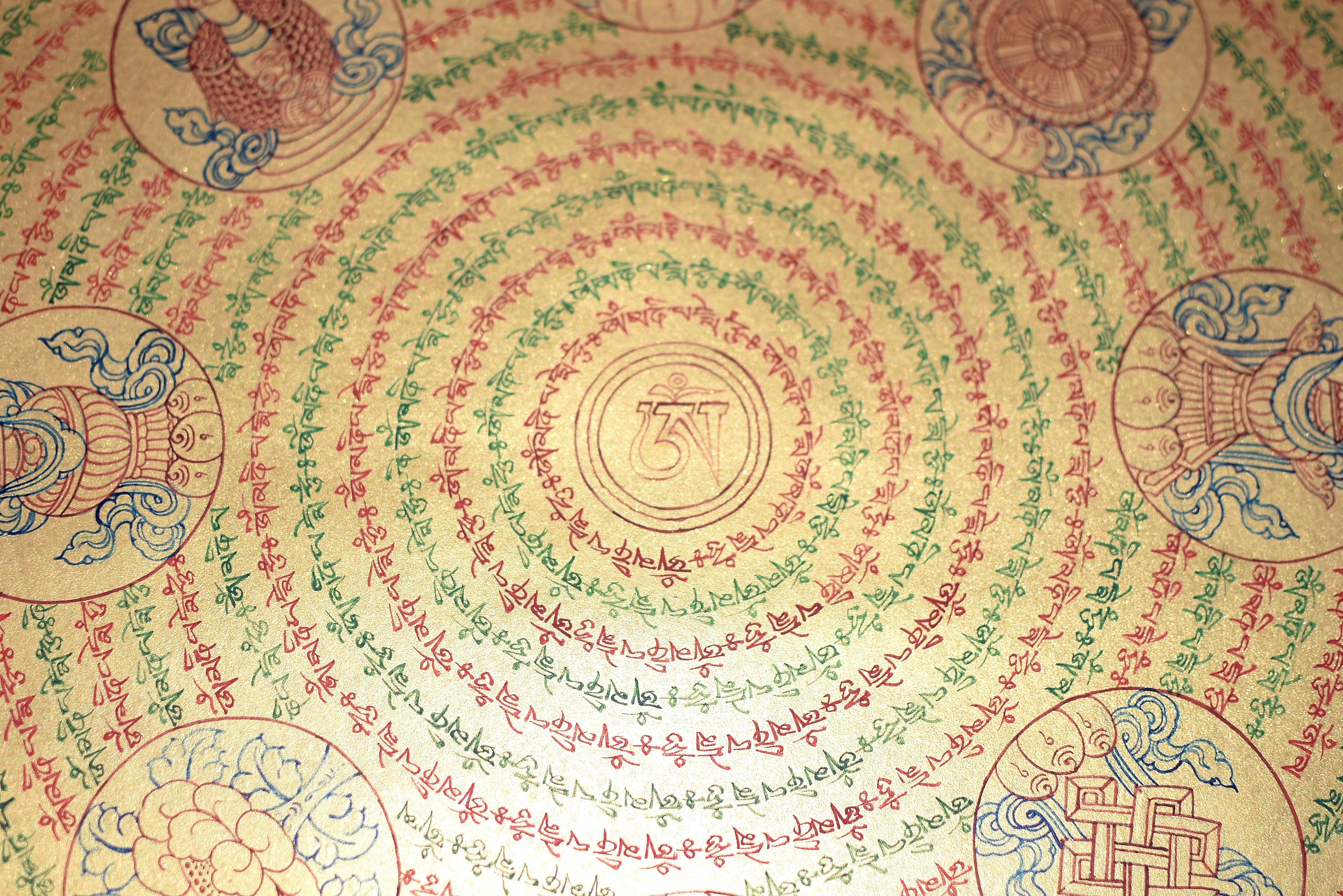 Tibetisches Gemälde Thangka Mandala mit acht Schätzen, handbemalt und vergoldet (Nepalesisch) im Angebot