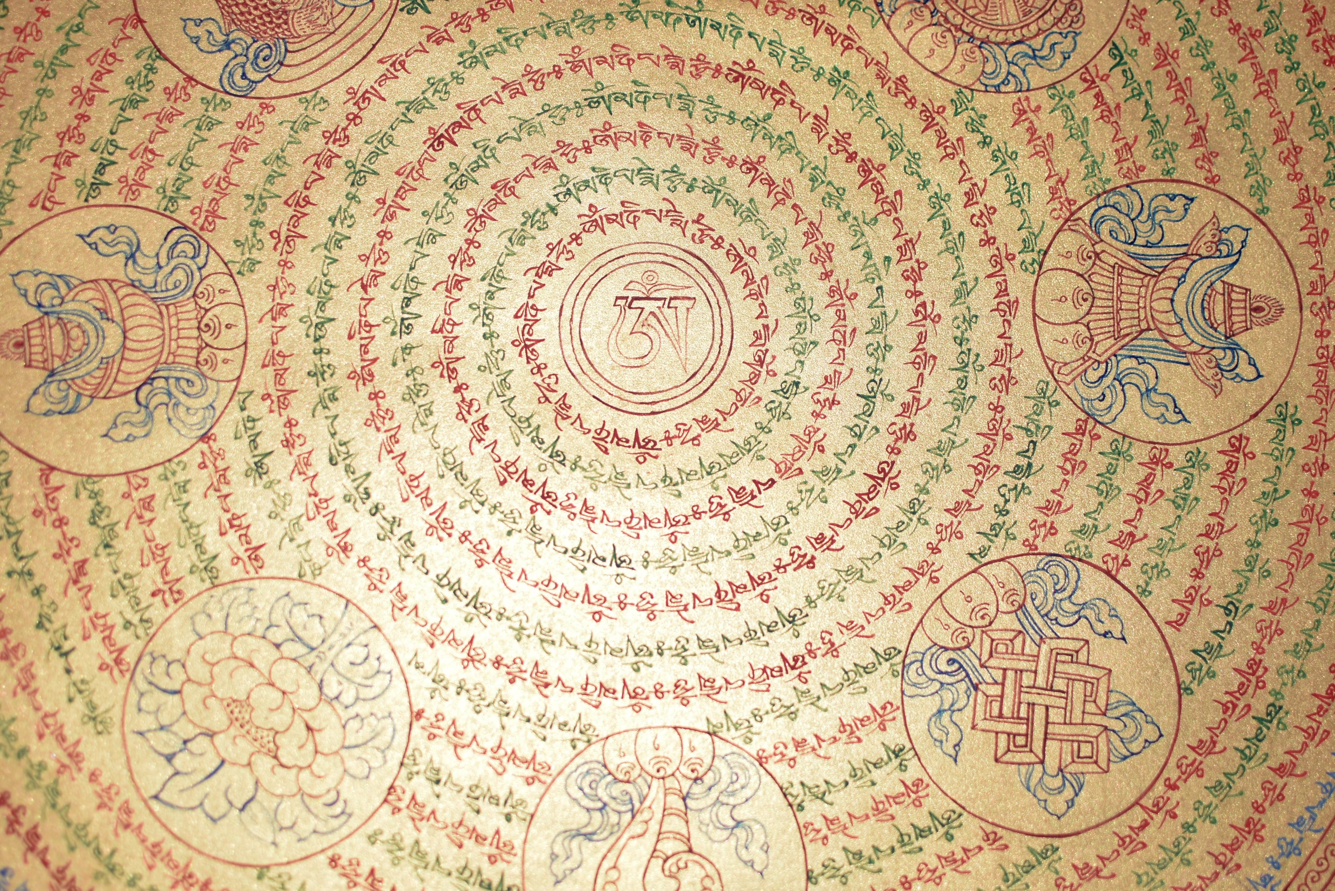 Tibetisches Gemälde Thangka Mandala mit acht Schätzen, handbemalt und vergoldet (Handbemalt) im Angebot