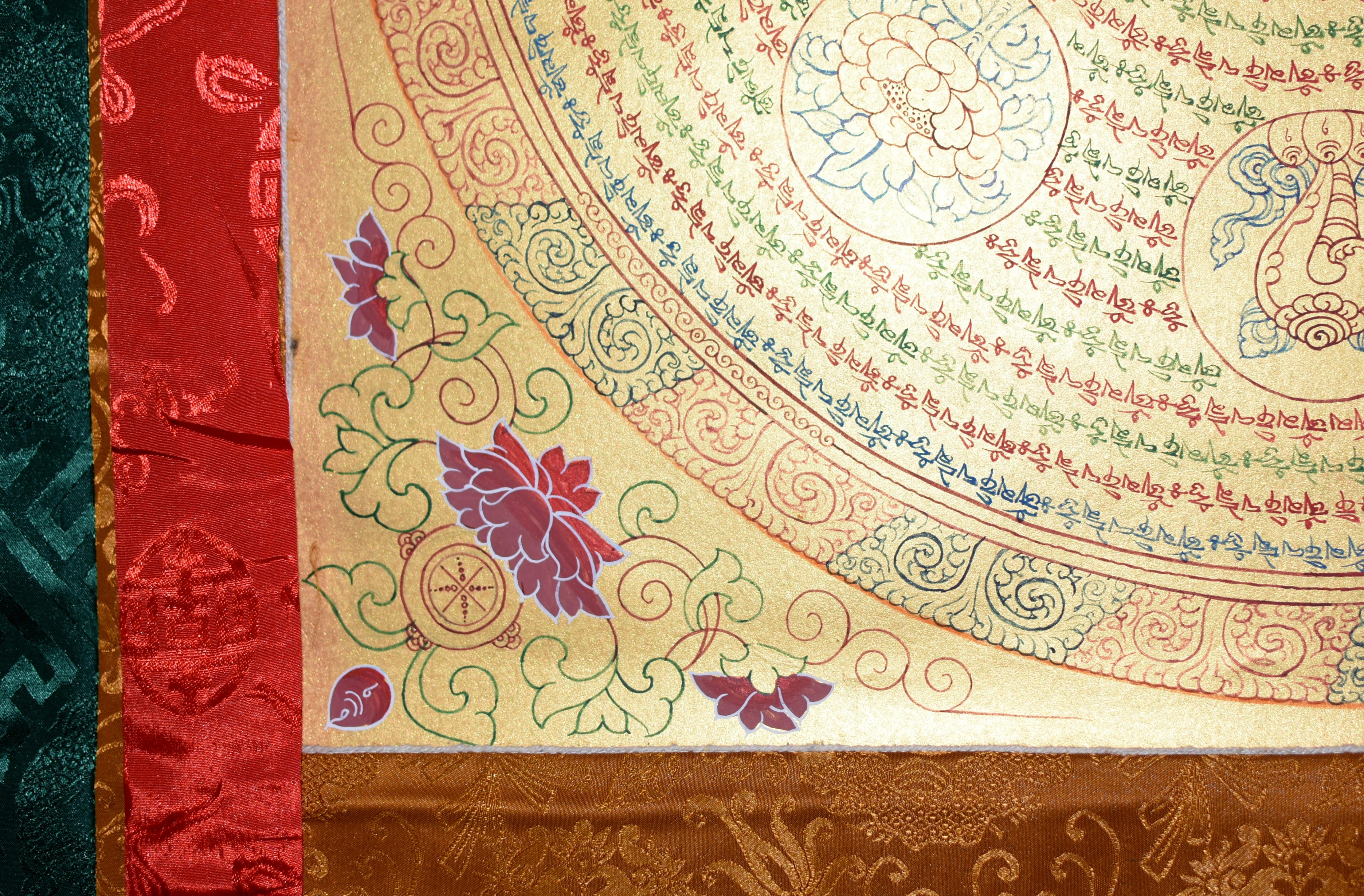 Tibetisches Gemälde Thangka Mandala mit acht Schätzen, handbemalt und vergoldet im Zustand „Hervorragend“ im Angebot in Somis, CA