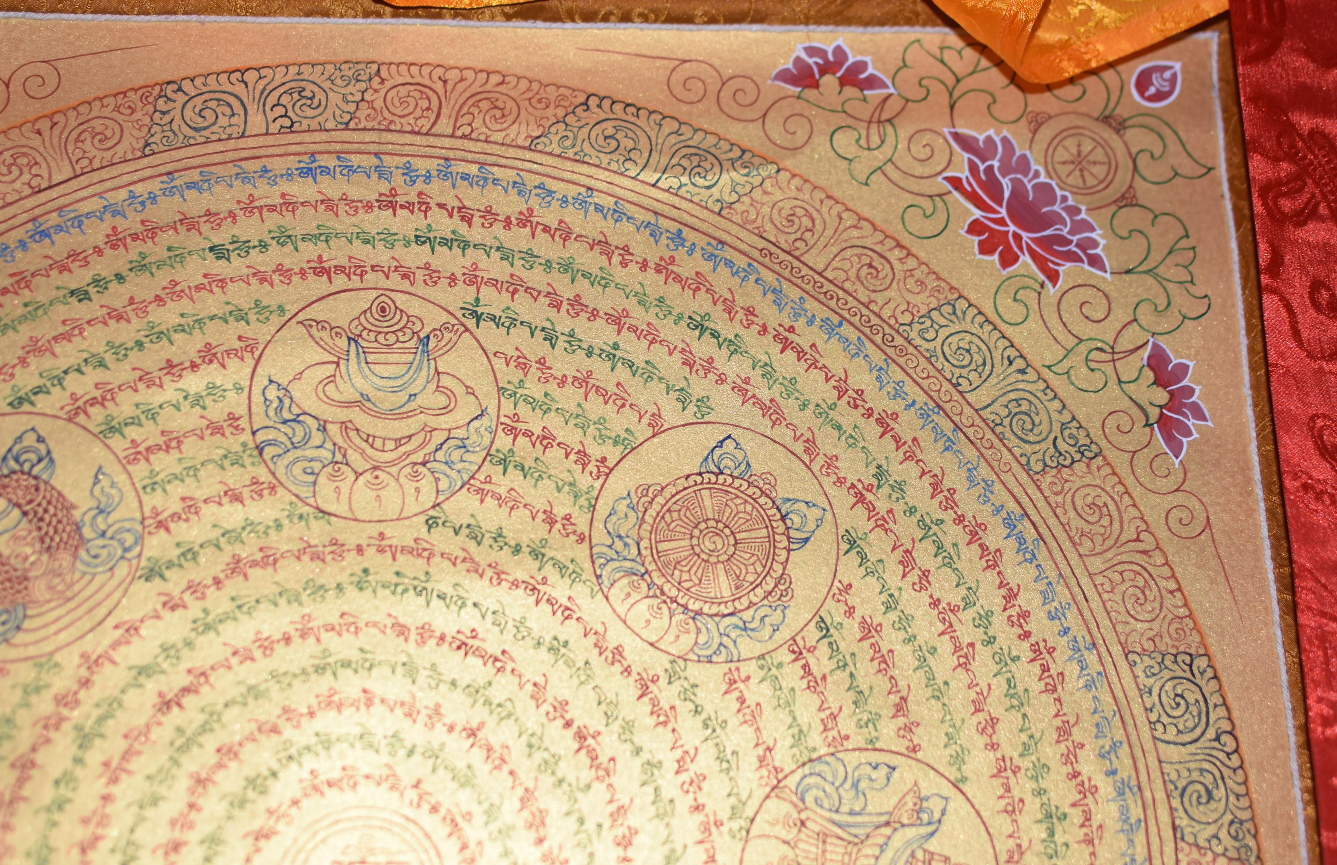 Tibetisches Gemälde Thangka Mandala mit acht Schätzen, handbemalt und vergoldet im Angebot 1