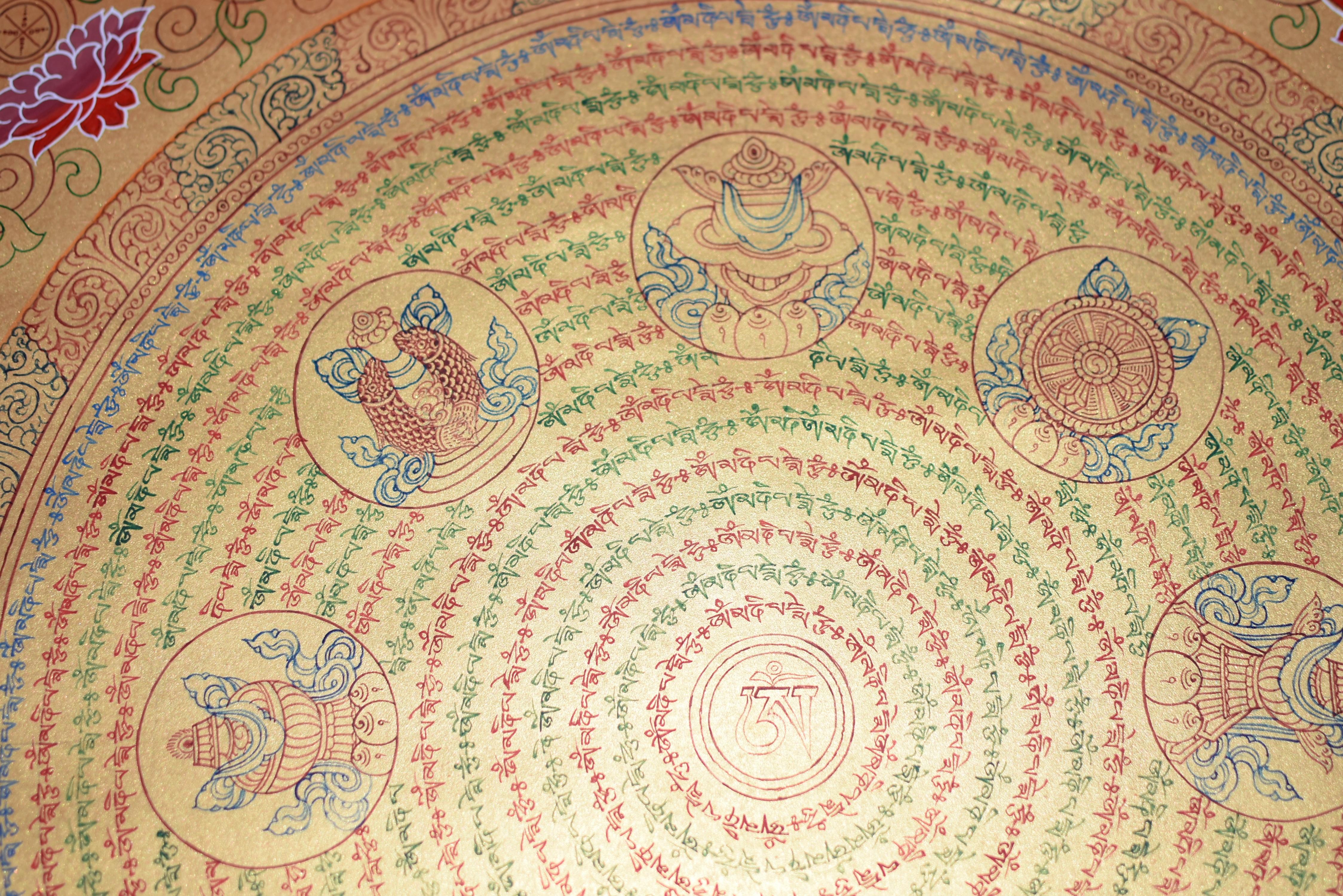 Tibetisches Gemälde Thangka Mandala mit acht Schätzen, handbemalt und vergoldet im Angebot 2