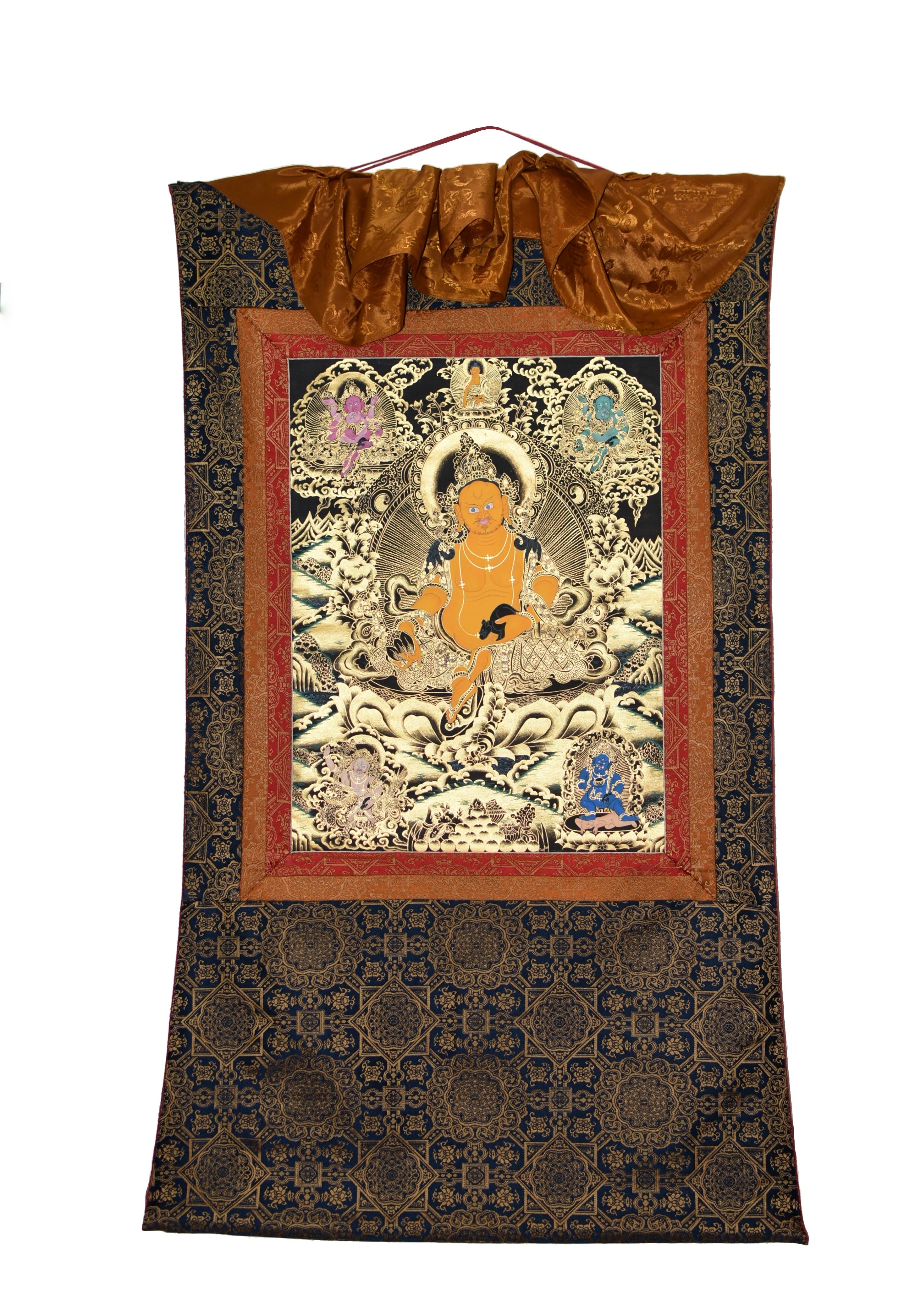 Ein fein gemaltes tibetisches Thangka mit der Darstellung der fünf Wohlstandsgötter Jambhala. In der Mitte sitzt der mächtigste Gelbe Jambhala auf einem Lotusthron in der Vajra-Position mit seinem rechten Fuß auf einer großen Muschelschale und einer