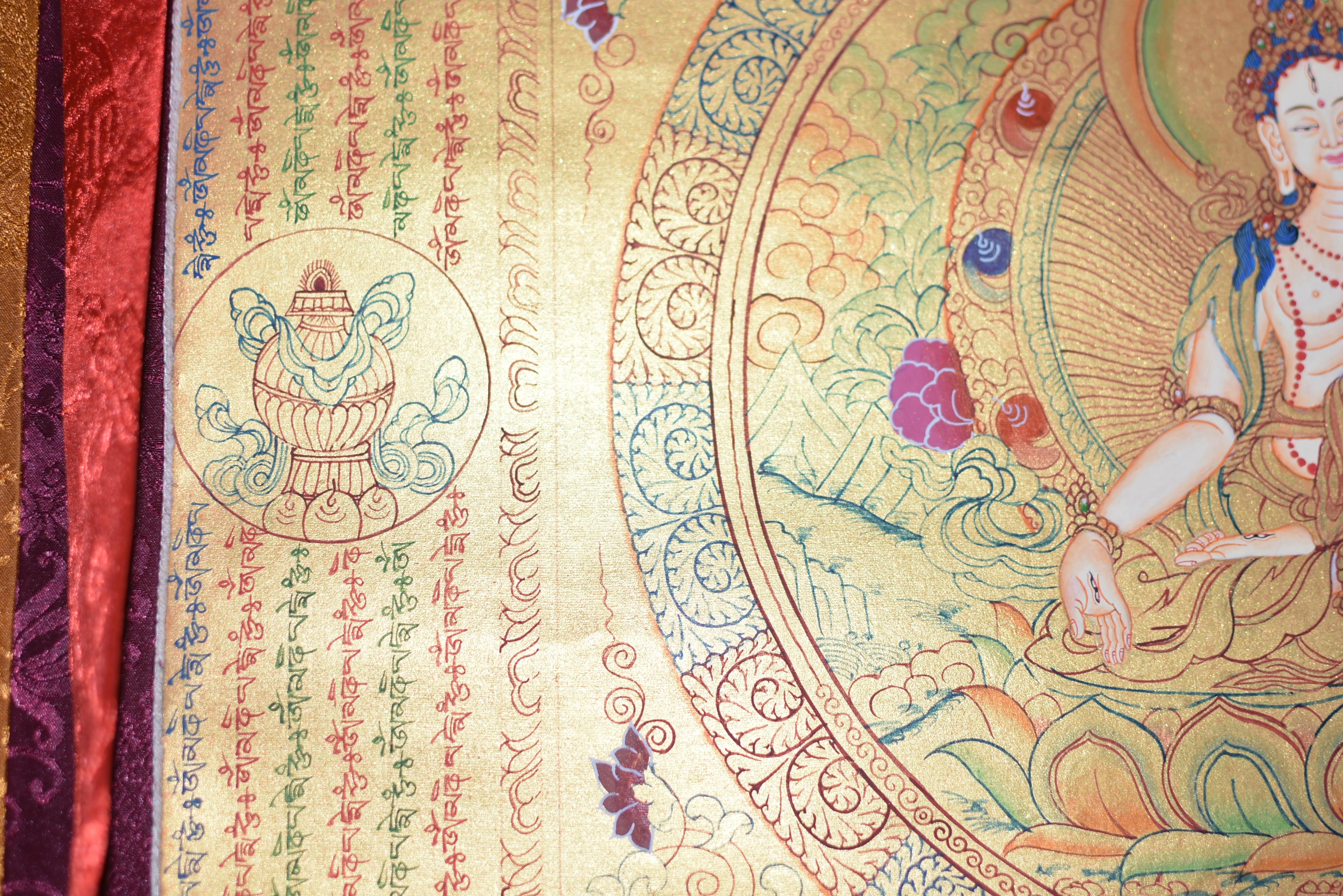 Tibetisches Gemälde Thangka Weiß Tara Mantra Acht Schätze Handbemalt  (Brokat) im Angebot