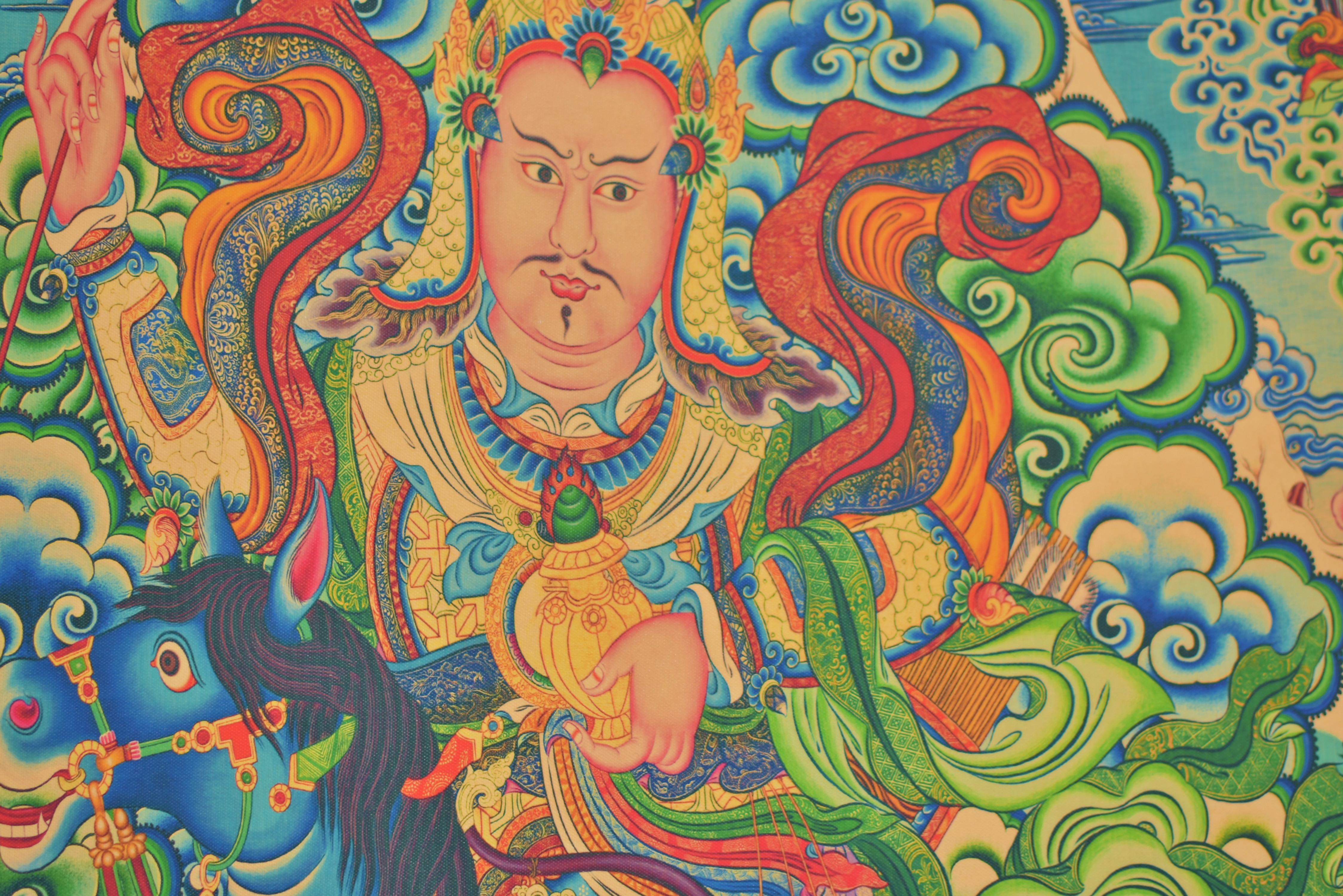 Ein schönes tibetisches Thangka, das den Weltlichen Beschützer, eine mächtige Schutzgottheit, darstellt. Er reitet auf einem geschmückten Pferd und hält in der rechten Hand eine Lanze und in der linken Hand eine flammende Kalasha, während er ein