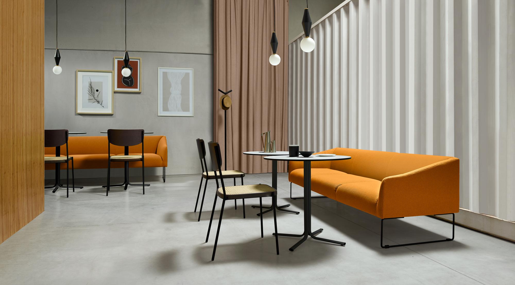 Canapé trois places Thank en métal chromé et tapisserie d'ameublement Quinti Sedute
Dimensions : D 73 x L 220 x H 67 cm.
Matériaux : Métal, bois et tissu d'ameublement.

Disponible en différentes finitions, tailles et options de matériaux. Les