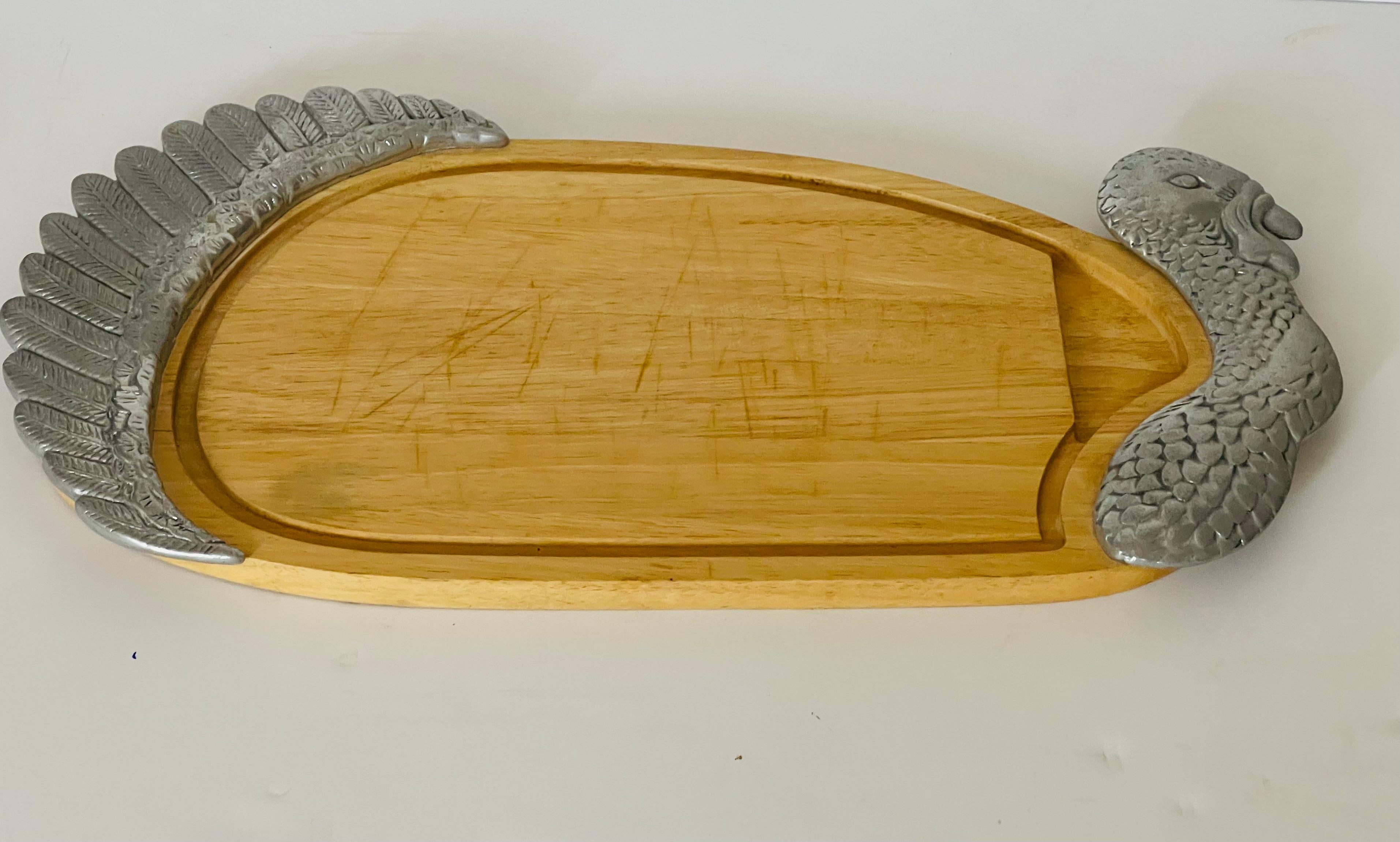 Plato vintage de Acción de Gracias con forma de pavo, de madera y metal, hecho en estudio de diseño.
