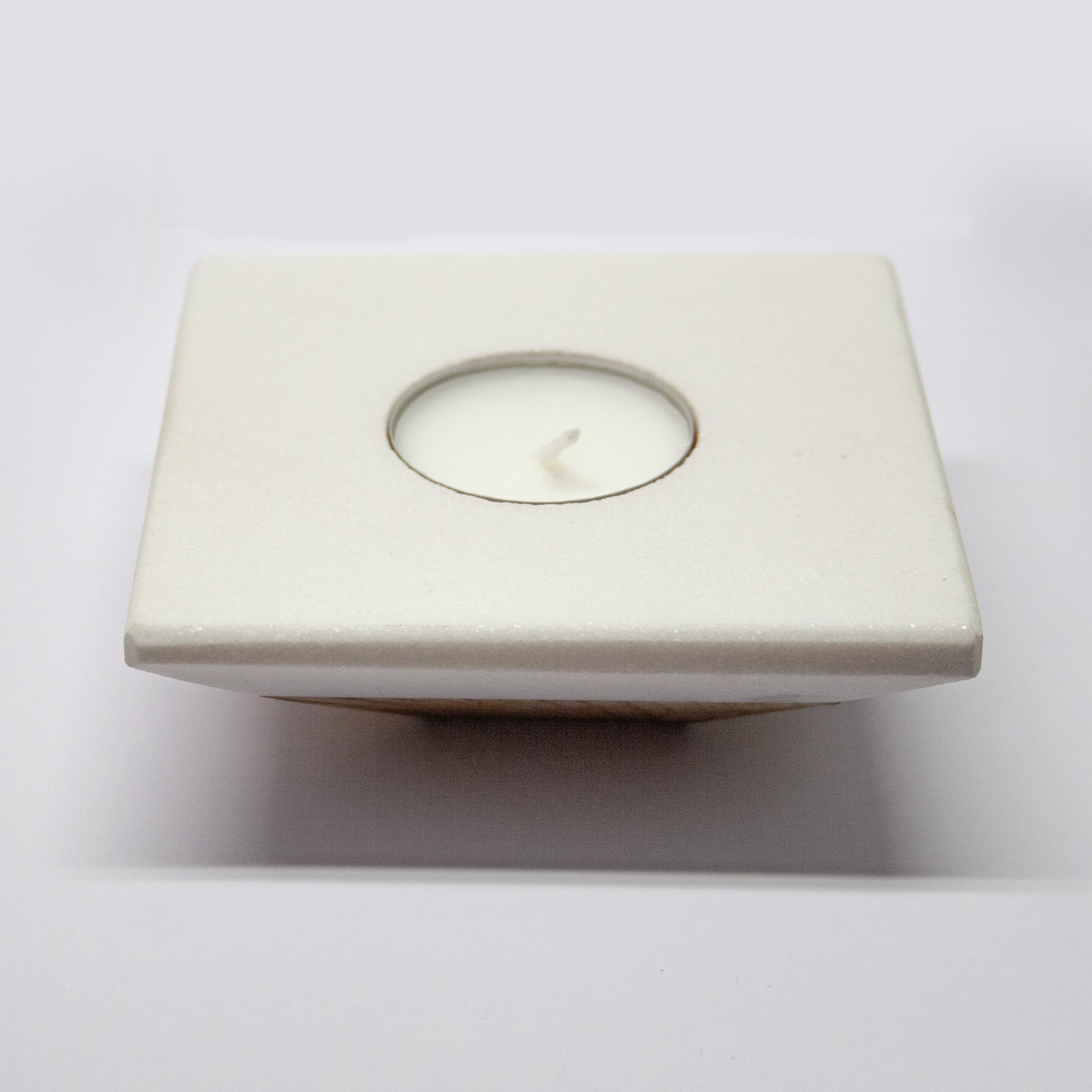 Thassos Weißer Marmor Kerzenständer Modernes Design Muttertagsgeschenk Made in Spain.
Dieser Kerzenständer ist ein dekoratives Objekt mit zeitgenössischem Design und geraden Linien. Seine umgedrehte pyramidenförmige Struktur besteht aus einer oberen