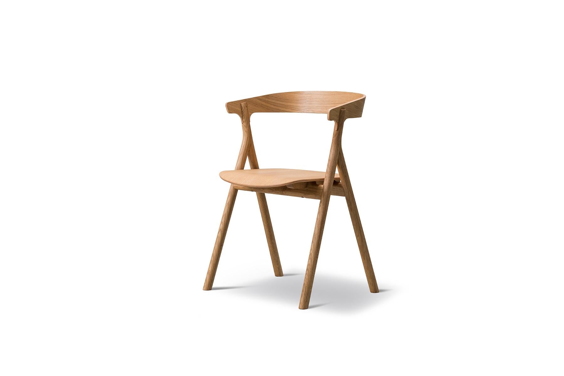 Thau + Kallio Yksi chair is available with a comfortable seat upholstery and two chairs can be stacked for compact storage making it a perfect choice from residential homes and professional workspaces to cafes and restaurants.