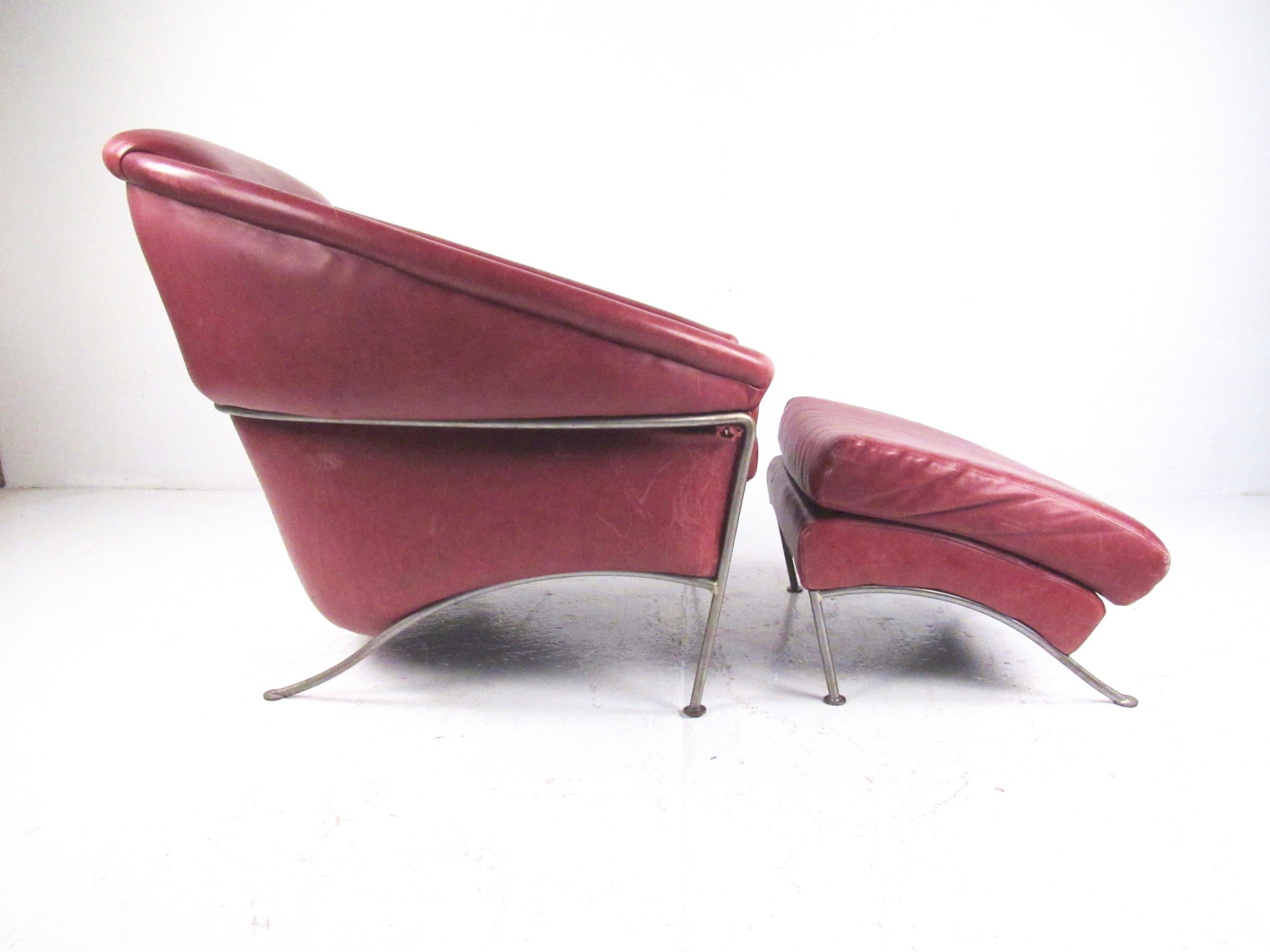Dieser stilvolle moderne Boldido-Sessel im Vintage-Stil ist ein Design von Milo Baughman für Thayer Coggin aus der Jahrhundertmitte. Bequeme, gepolsterte Proportionen in Kombination mit der passenden, angewinkelten Ottomane machen diesen niedrigen