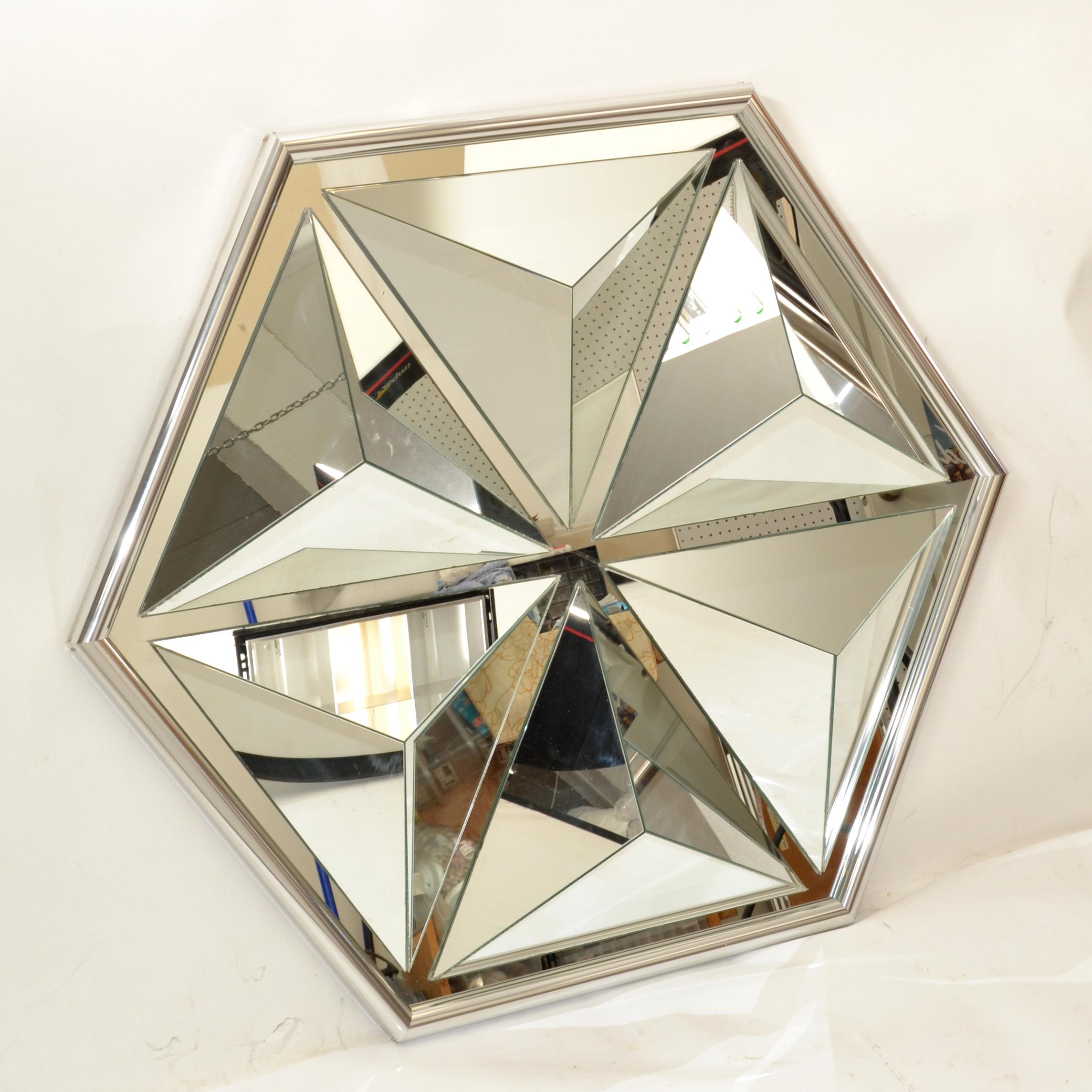 Diamond Shaped Faceted Octagonal Wall Mirror  In Good Condition For Sale In Miami, FL