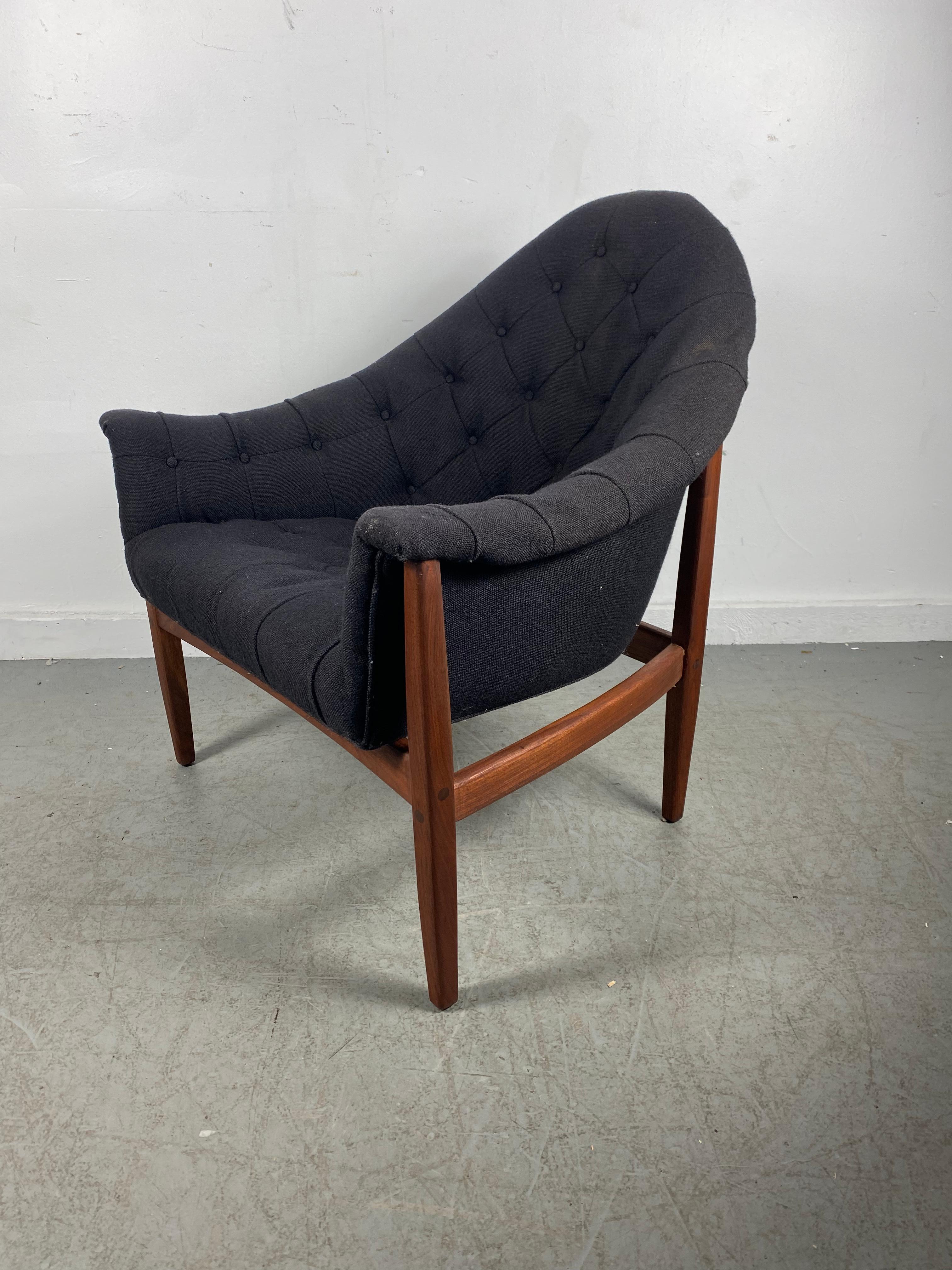 Ultra coveted tufted lounge chair with exterior mounted rosewood frame by Milo Baughman for Thayer Coggin, circa 1965.Retains original wool upholstery. Extremely comfortable. Classic styling, Hand delivery avail to New York City or anywhere en route